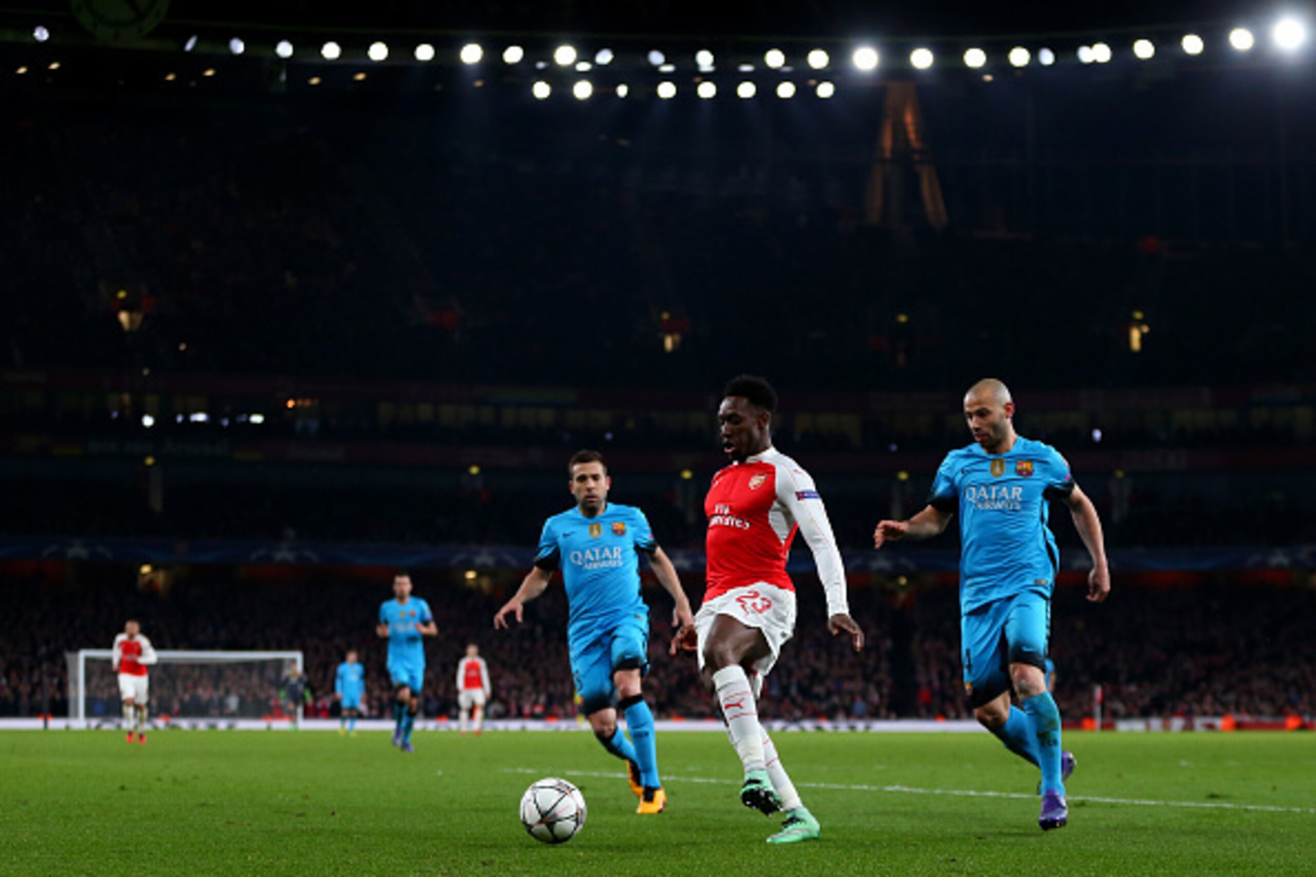 LONDON, ENGLAND - FEBRUARY 23 :  Danny Welbeck of Arsenal holds off Jordi Alba and Javier Mascherano of FC Barcelona during the UEFA Champions League match between Arsenal and Barcelona at the Emirates Stadium on February 23, 2016 in London, United Kingdo
