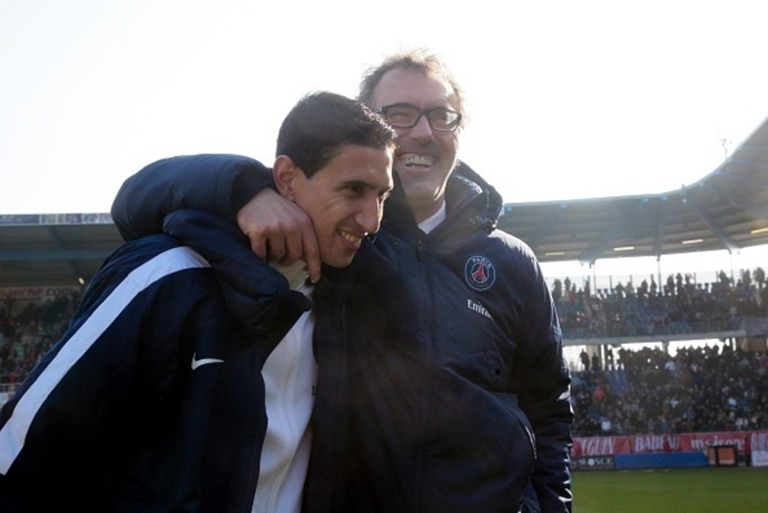 Paris Saint-Germain's French head coach Laurent Blanc (R) celebrates with Argentinian midfielder Angel Di Maria after winning over Troyes during the French Ligue 1 football match on March 13, 2016 at the Aube Stadium in Troyes.
Paris Saint-Germain clinche