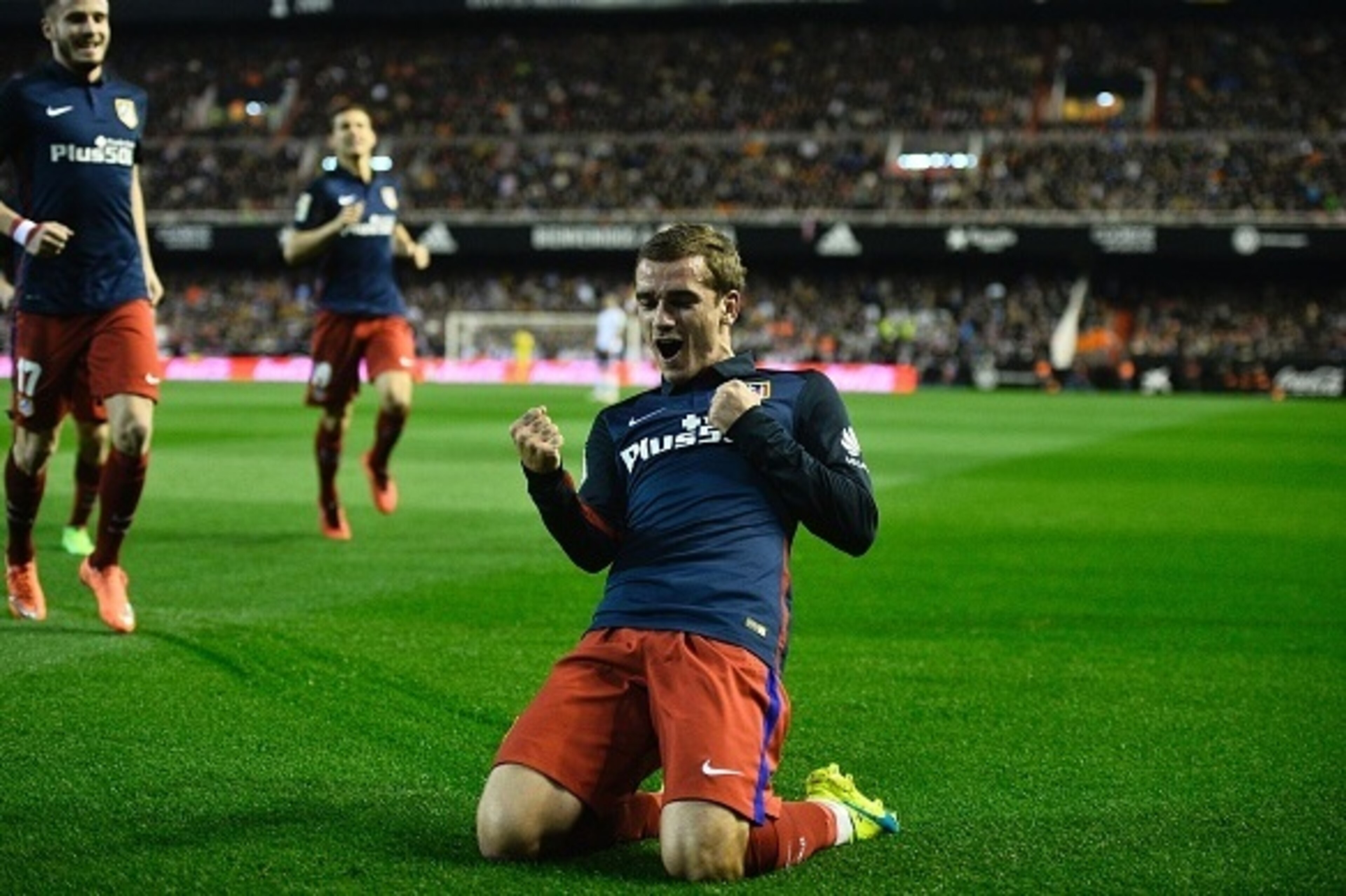 Atletico Madrid's French forward Antoine Griezmann celebrates after scoring during the Spanish league football match Club Valencia CF vs Atletico de Madrid at Mestalla stadium in Valencia on March 6, 2016. / AFP / JOSE JORDAN (Photo credit should r Atletico Madrid's French forward Antoine Griezmann celebrates after scoring during the Spanish league football match Club Valencia CF vs Atletico de Madrid at Mestalla stadium in Valencia on March 6, 2016. / AFP / JOSE JORDAN (Photo credit should r