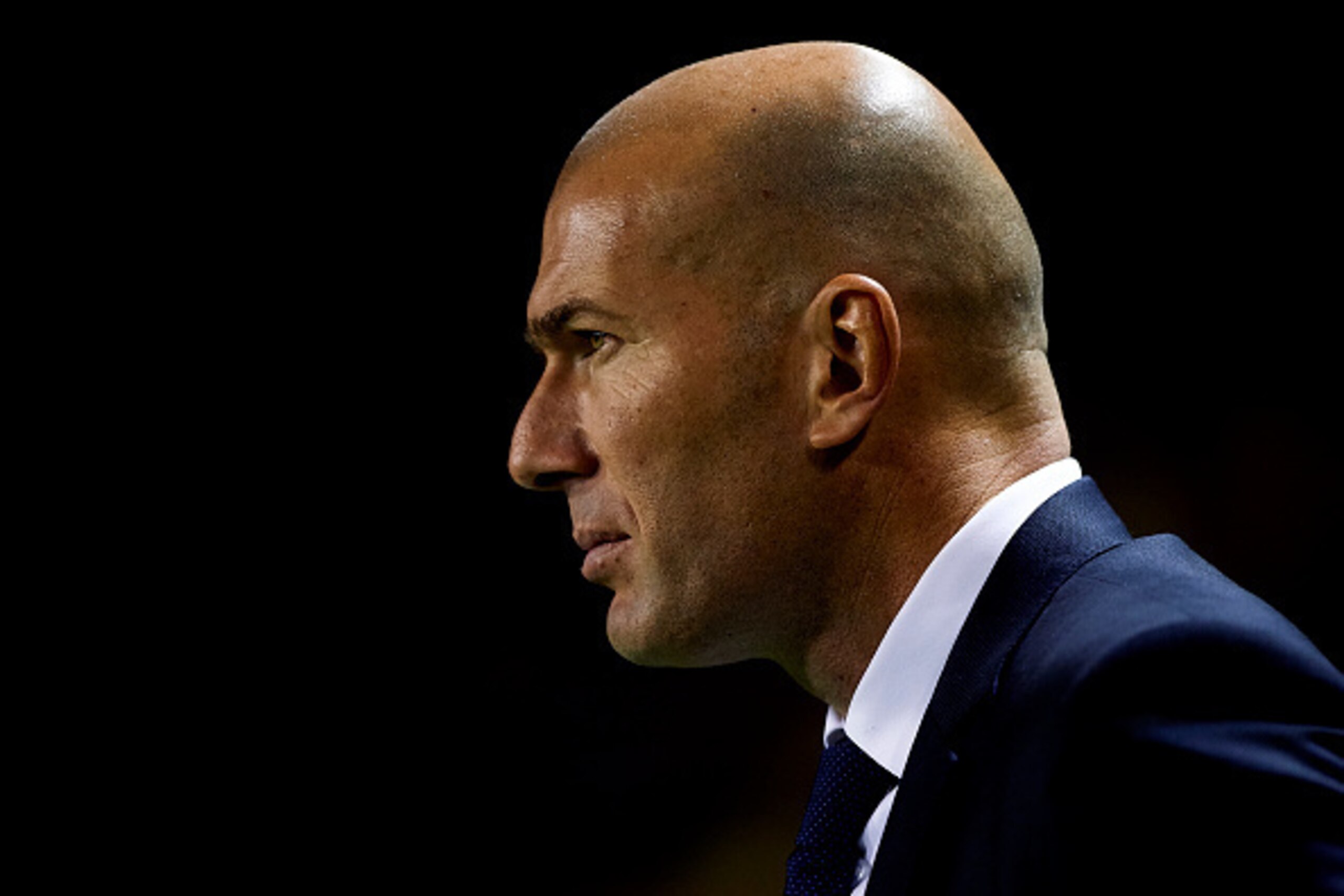 VALENCIA, SPAIN - MARCH 02:  Real Madrid manager Zinedine Zidane looks on prior to the La Liga match between Levante UD and Real Madrid at Ciutat de Valencia on March 02, 2016 in Valencia, Spain.  (Photo by Manuel Queimadelos Alonso/Getty Images)