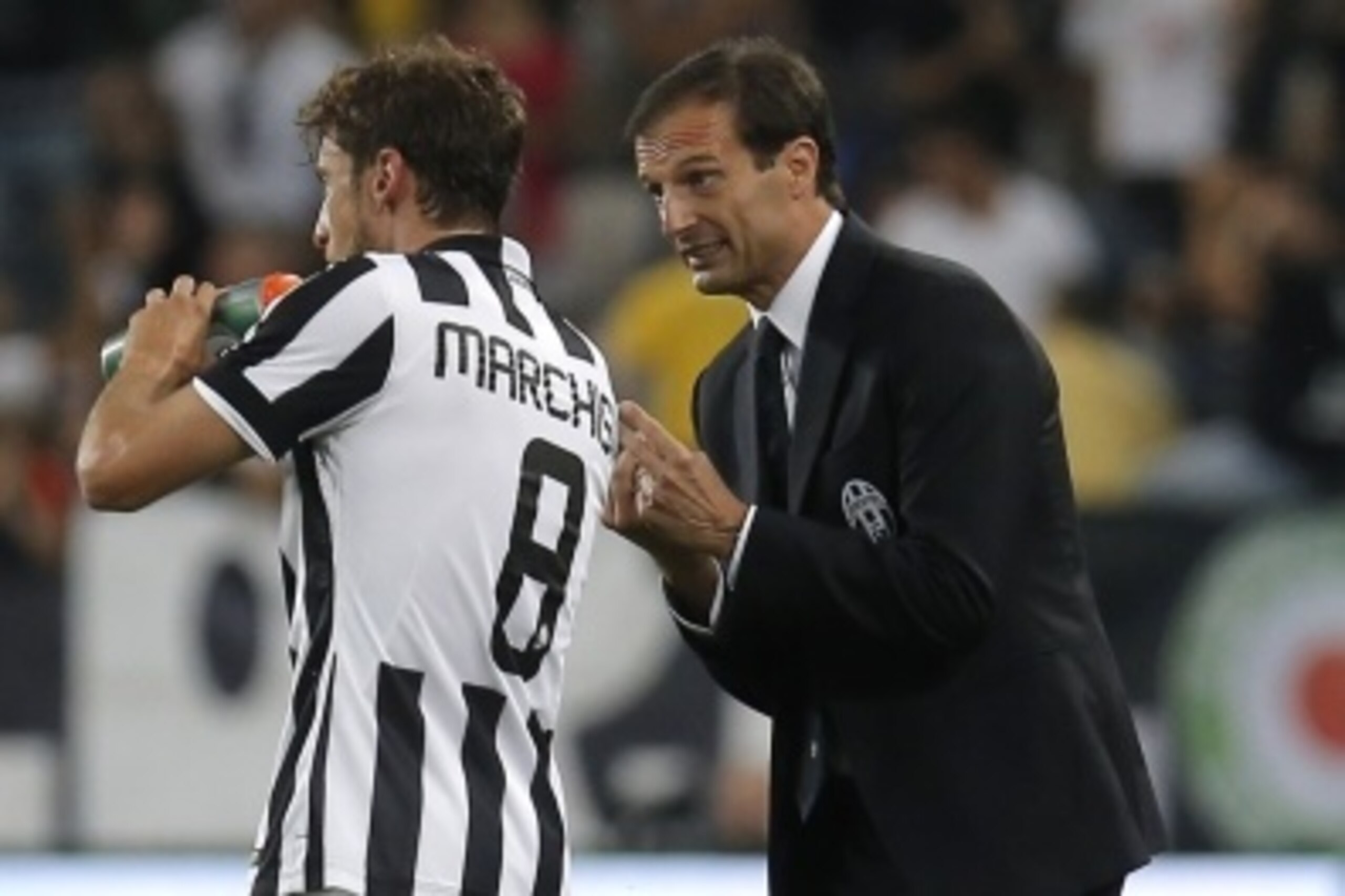 Juventus' Italian coach Massimiliano Allegri (R) speaks to Juventus' Italian midfielder Claudio Marchisio during the Italian Serie A football match between Juventus and Udinese on September 13, 2014 at the Juventus Stadium in Turin. AFP PHOTO / MARCO Juventus' Italian coach Massimiliano Allegri (R) speaks to Juventus' Italian midfielder Claudio Marchisio during the Italian Serie A football match between Juventus and Udinese on September 13, 2014 at the Juventus Stadium in Turin. AFP PHOTO / MARCO