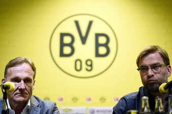 Dortmund's head coach Juergen Klopp (R) and Dortmund's CEO Hans-Joachim Watzke give a press conference on April 15, 2015 in Dortmund, western Germany, to announce that Klopp will step down as coach of German first division Bundesliga football club Borussi