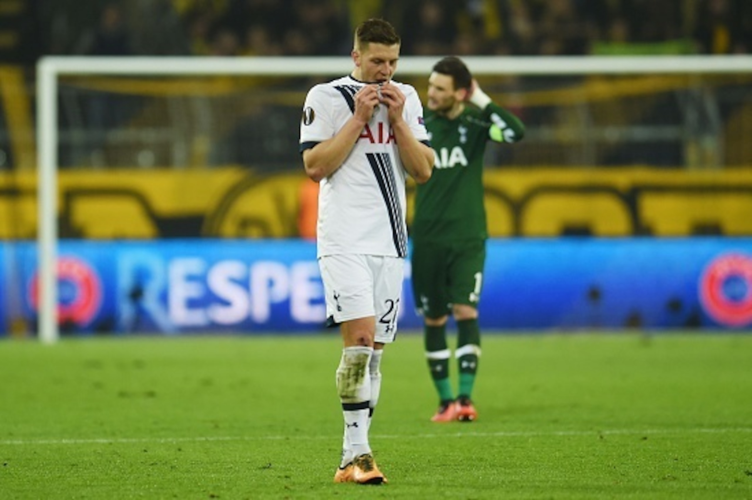 Tottenham´s Kevin Wimmer reacts after the UEFA Europe League Round of 16 first leg football match between Borussia Dortmund and Tottenham Hotspurs in Dortmund , western Germany on March 10, 2016.  / AFP / PATRIK STOLLARZ        (Photo credit should read P