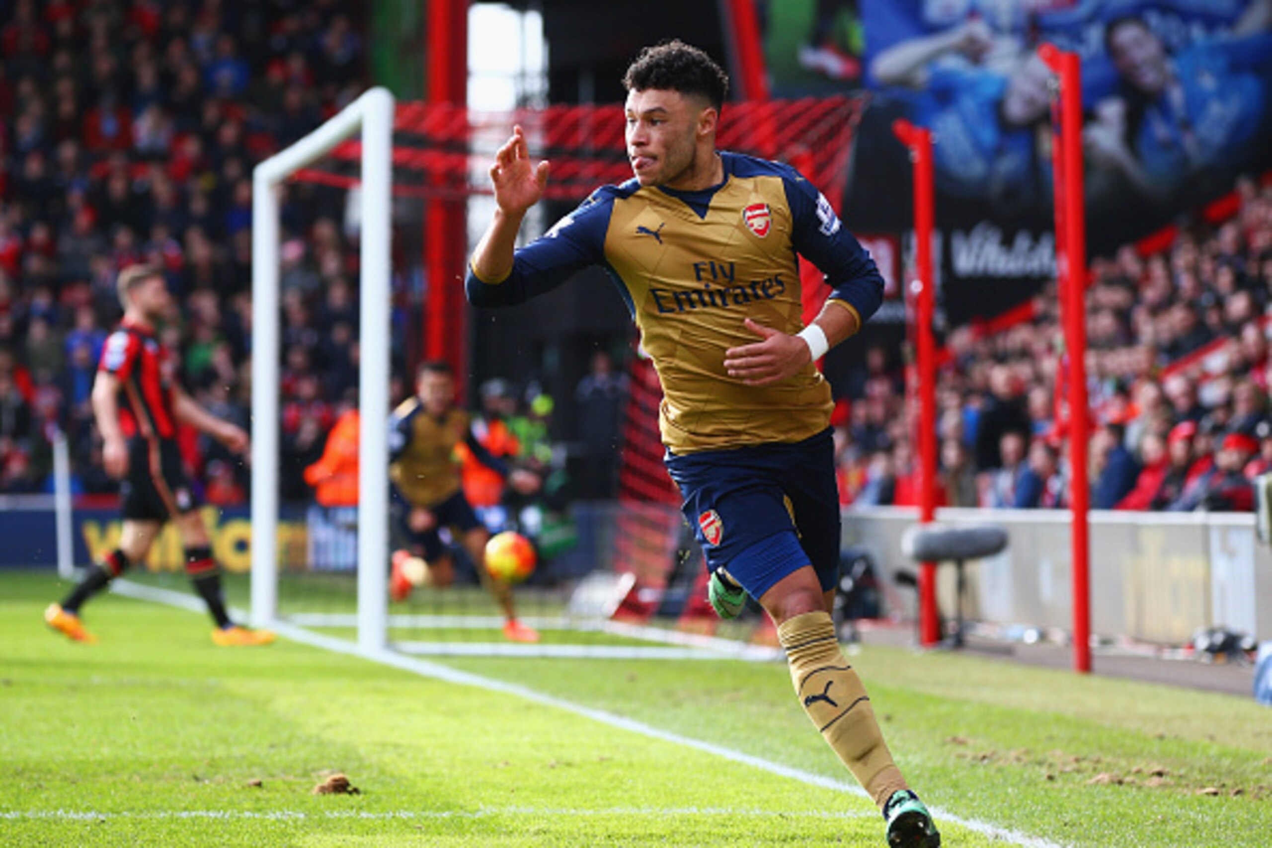 BOURNEMOUTH, ENGLAND - FEBRUARY 07:  Alex Oxlade-Chamberlain of Arsenal celebrates as he scores their second goal during the Barclays Premier League match between A.F.C. Bournemouth and Arsenal at the Vitality Stadium on February 7, 2016 in Bournemouth, E