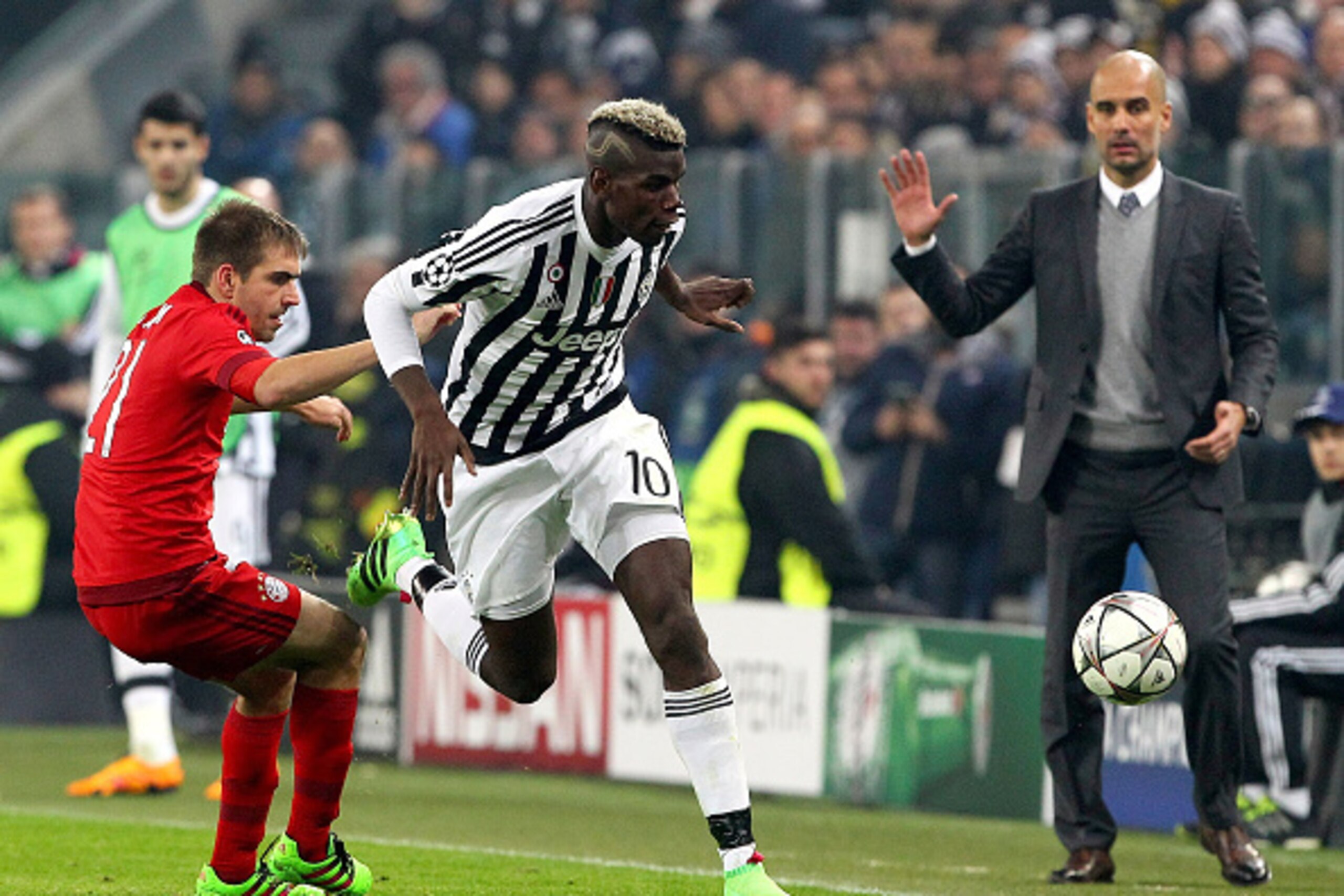 TURIN, ITALY - FEBRUARY 23:  Paul Pogba (R) of Juventus competes for the ball with Philipp Lahm (L) of FC Bayern Muenchen during the UEFA Champions League Round of 16 first leg match between Juventus and FC Bayern Muenchen at Juventus Arena on February 23
