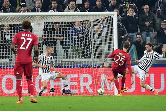 Bayern Munich's German midfielder Thomas Mueller (2nd-R) scores a goal during the UEFA Champions League round of 16 first leg football match between Juventus and Bayern Munich at the Juventus Stadium in Turin on February 23, 2016.   AFP PHOTO / GIUSEPPE C