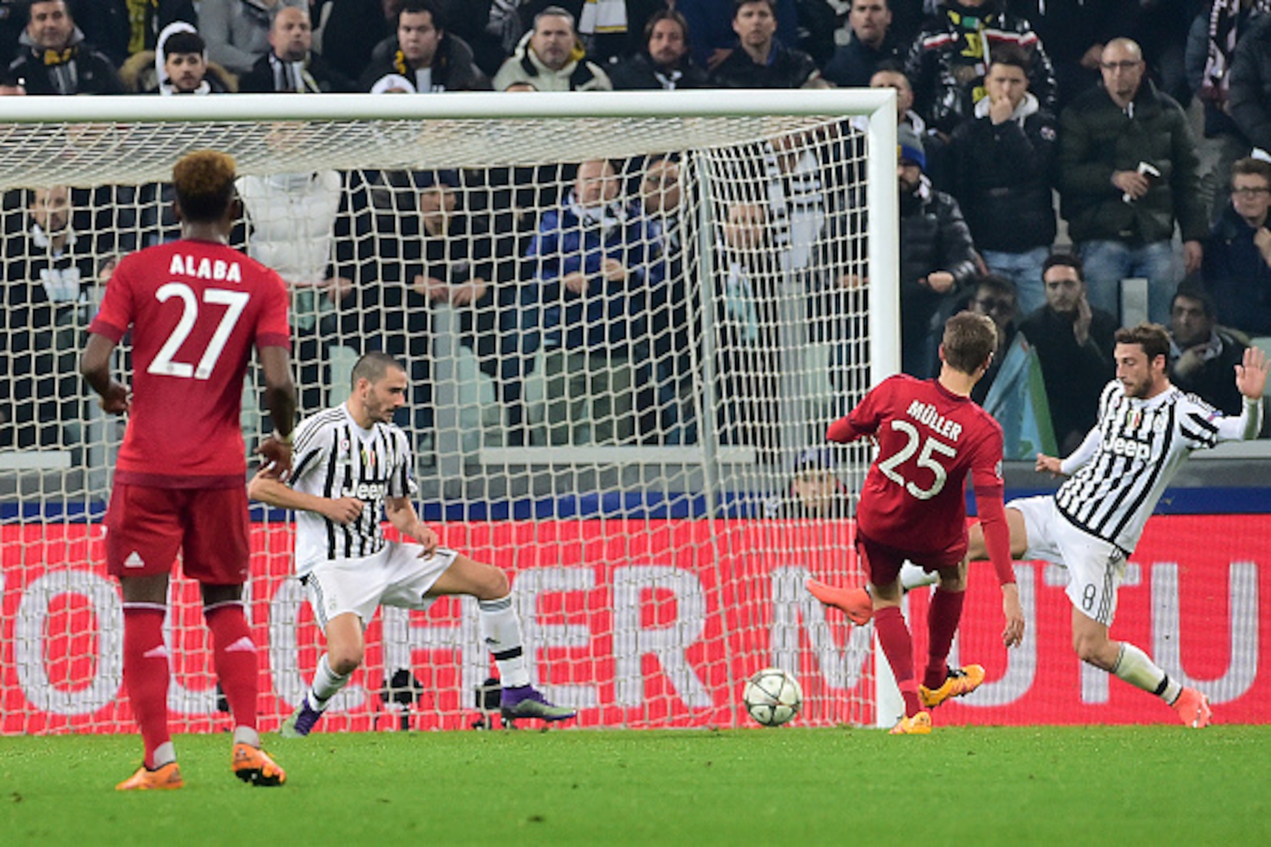 Bayern Munich's German midfielder Thomas Mueller (2nd-R) scores a goal during the UEFA Champions League round of 16 first leg football match between Juventus and Bayern Munich at the Juventus Stadium in Turin on February 23, 2016.   AFP PHOTO / GIUSEPPE C