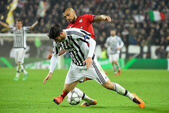 Bayern Munich's Chilean midfielder Arturo Vidal (back) challenges Juventus' Spanish forward Alvaro Morata during the UEFA Champions League round of 16 first leg football match between Juventus and Bayern Munich at the Juventus Stadium in Turin on February