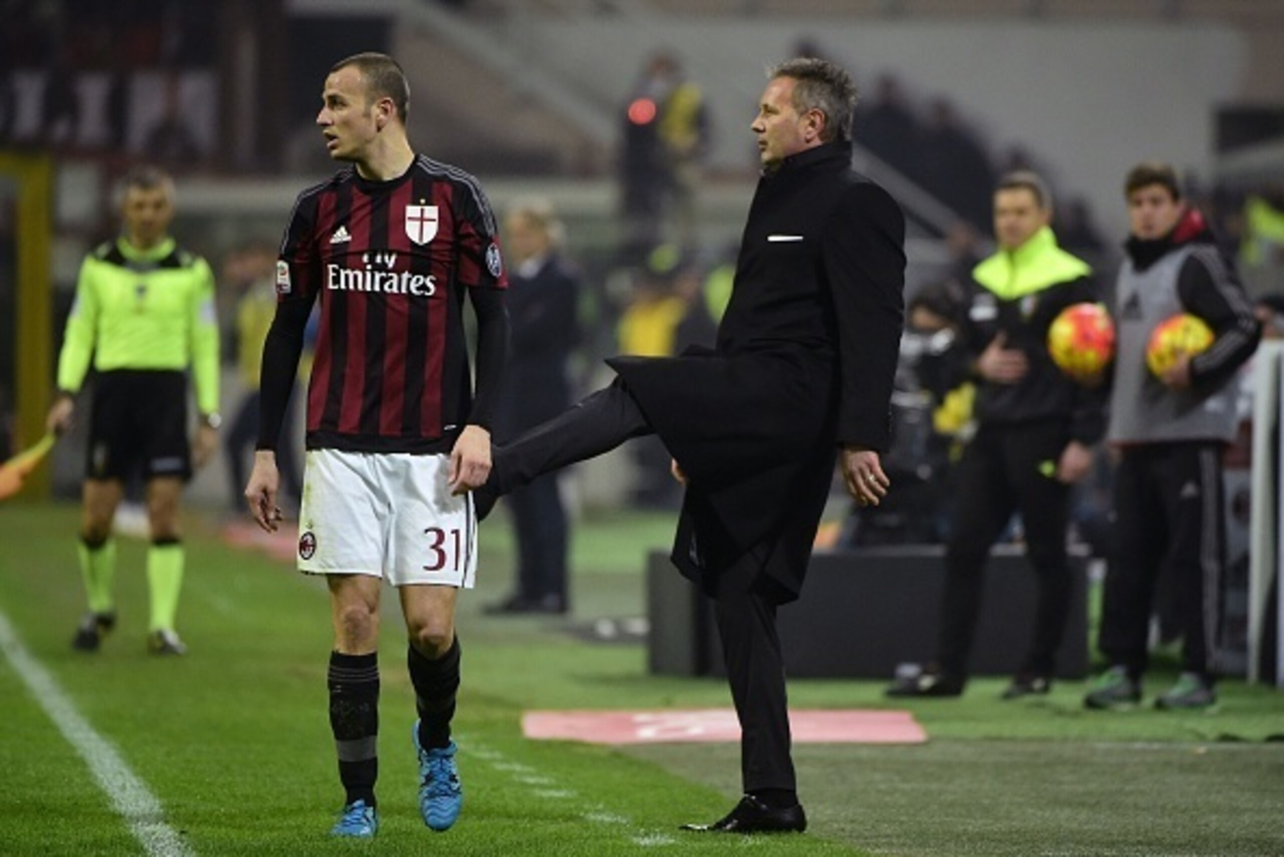AC Milan's Serbian coach Sinisa Mihajlovic (R) gestures next to AC Milan's Italian defender   Luca Antonelli (L) during the Italian Serie A football match between AC Milan and Inter Milan on January 31, 2016 at the San Siro Stadium stadium in Milan. / AFP