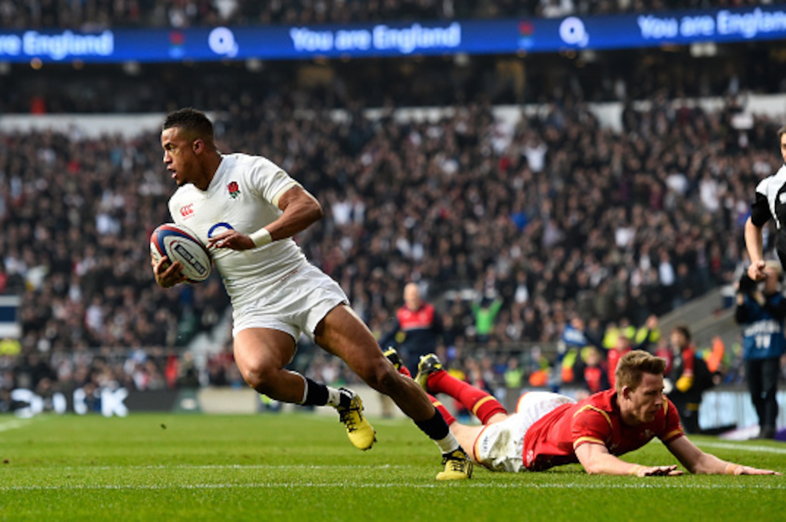 LONDON, ENGLAND - MARCH 12:  Anthony Watson of England evades a tackle from Liam Williams of Wales to score his team's opening try during the RBS Six Nations match between England and Wales at Twickenham Stadium on March 12, 2016 in London, England.  (Pho