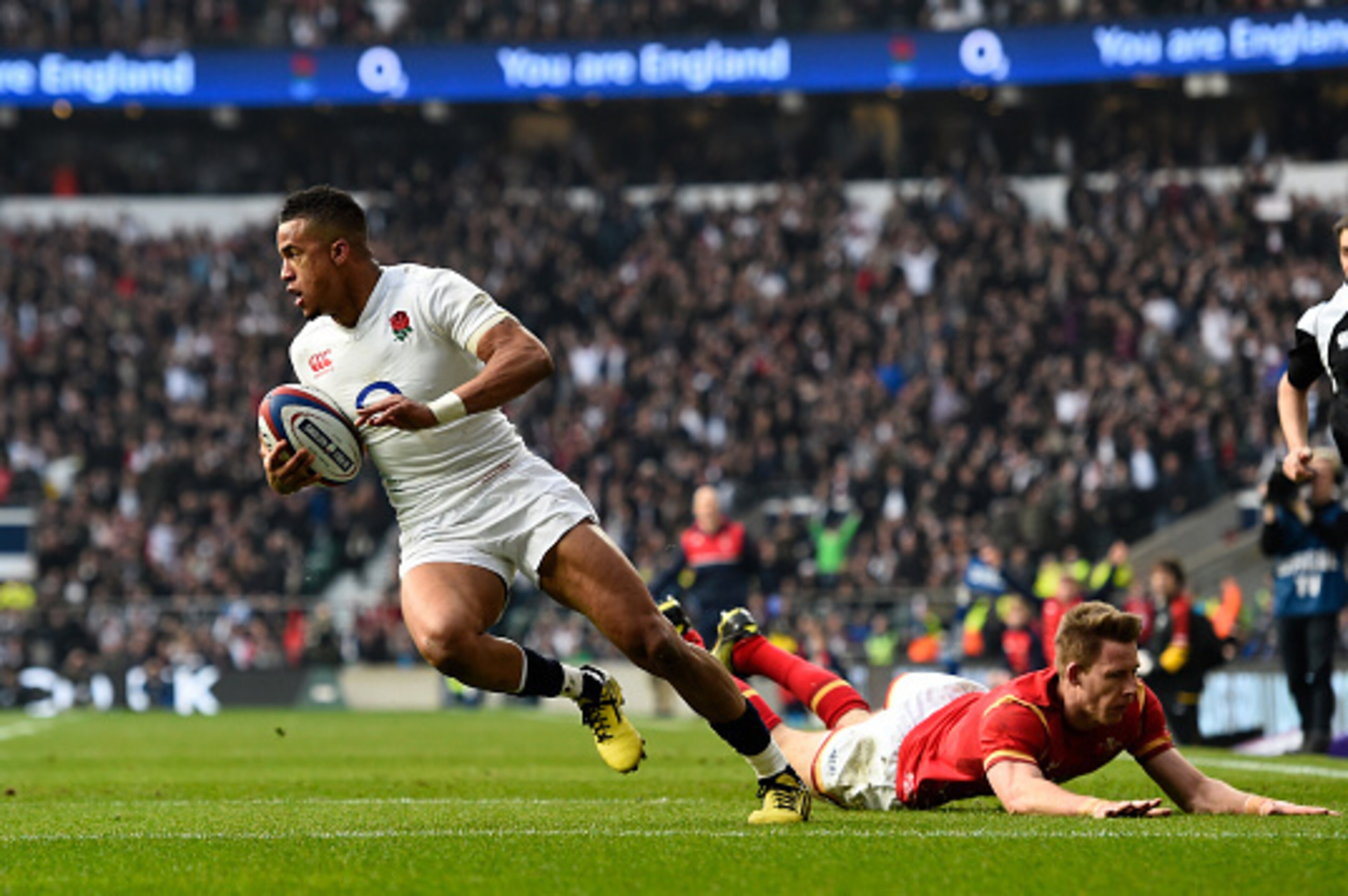 LONDON, ENGLAND - MARCH 12:  Anthony Watson of England evades a tackle from Liam Williams of Wales to score his team's opening try during the RBS Six Nations match between England and Wales at Twickenham Stadium on March 12, 2016 in London, England.  (Pho