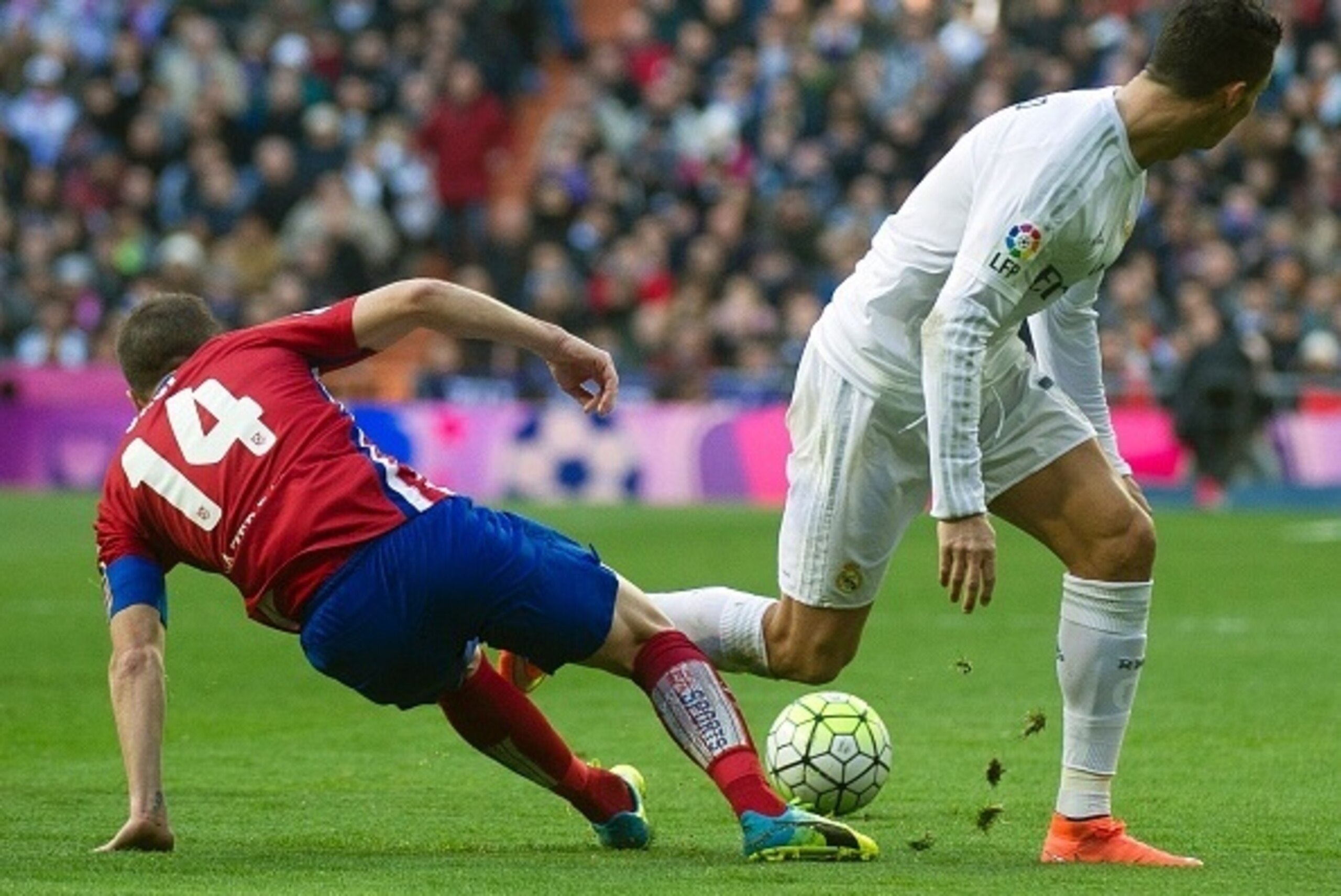 Real Madrid's Portuguese forward Cristiano Ronaldo (R) vies with Atletico Madrid's midfielder Gabi during the Spanish league football match Real Madrid CF vs Club Atletico de Madrid at the Santiago Bernabeu stadium in Madrid on February 27, 2016. / AFP / 