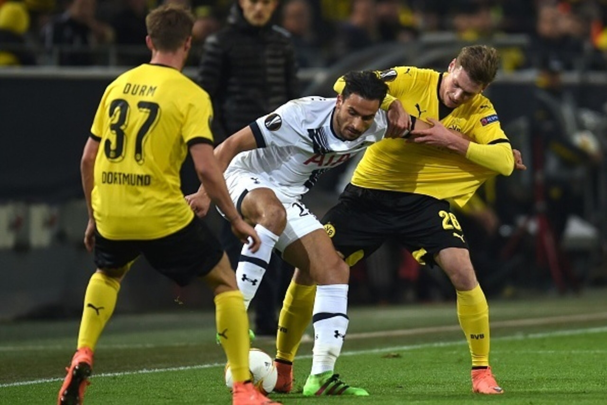 Dortmund's Polish defender Lukasz Piszczek vies with Tottenham´s Nacer Chadli during the UEFA Europe League Round of 16 first leg football match between Borussia Dortmund and Tottenham Hotspurs in Dortmund , western Germany on March 10, 2016. AFP PHOTO / 