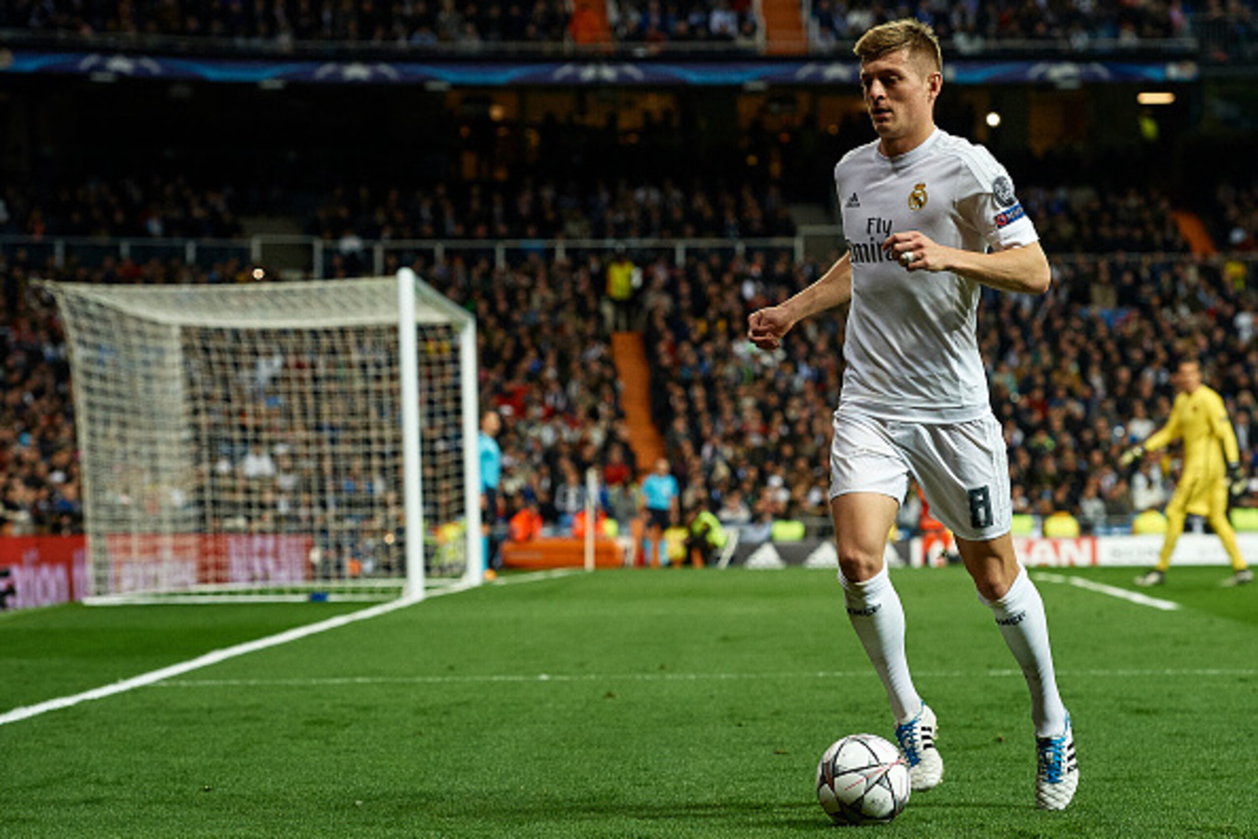 MADRID, SPAIN - MARCH 08: Toni Kroos of Real Madrid runs with the ball during the UEFA Champions League Round of 16 Second Leg match between Real Madrid CF and AS Roma at Estadio Santiago Bernabeu on March 8, 2016 in Madrid, Spain. (Photo by Manuel Quei MADRID, SPAIN - MARCH 08: Toni Kroos of Real Madrid runs with the ball during the UEFA Champions League Round of 16 Second Leg match between Real Madrid CF and AS Roma at Estadio Santiago Bernabeu on March 8, 2016 in Madrid, Spain. (Photo by Manuel Quei