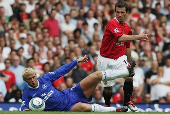 LONDON - AUGUST 15:  Eidur Gudjohnsen of Chelsea slides in to tackle Liam Miller of Manchester United during the Barclays Premiership match between Chelsea and Manchester United at Stamford Bridge on August 15, 2004 in London. (Photo by Phil Cole/Getty Im