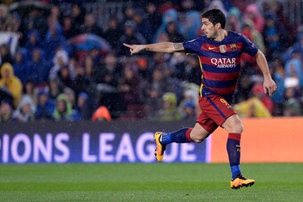 Barcelona's Uruguayan forward Luis Suarez points his finger as he runs during the UEFA Champions League Round of 16 second leg football match FC Barcelona vs Arsenal FC at the Camp Nou stadium in Barcelona on March 16, 2016.  / AFP / JOSEP LAGO        (Ph