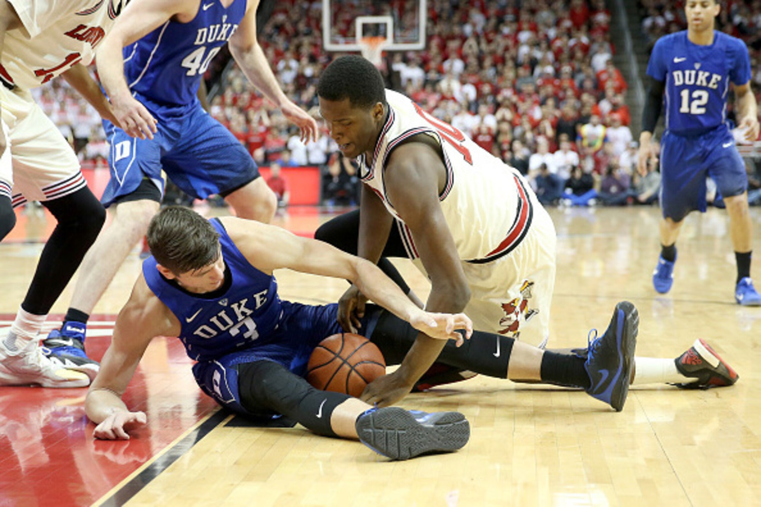 LOUISVILLE, KY - FEBRUARY 20:  Grayson Allen #3 of the Duke Blue Devils and Jaylen Johnson #10 of the Louisville Cardinals battle for a loose ball during the game at KFC YUM! Center on February 20, 2016 in Louisville, Kentucky.  (Photo by Andy Lyons/Getty