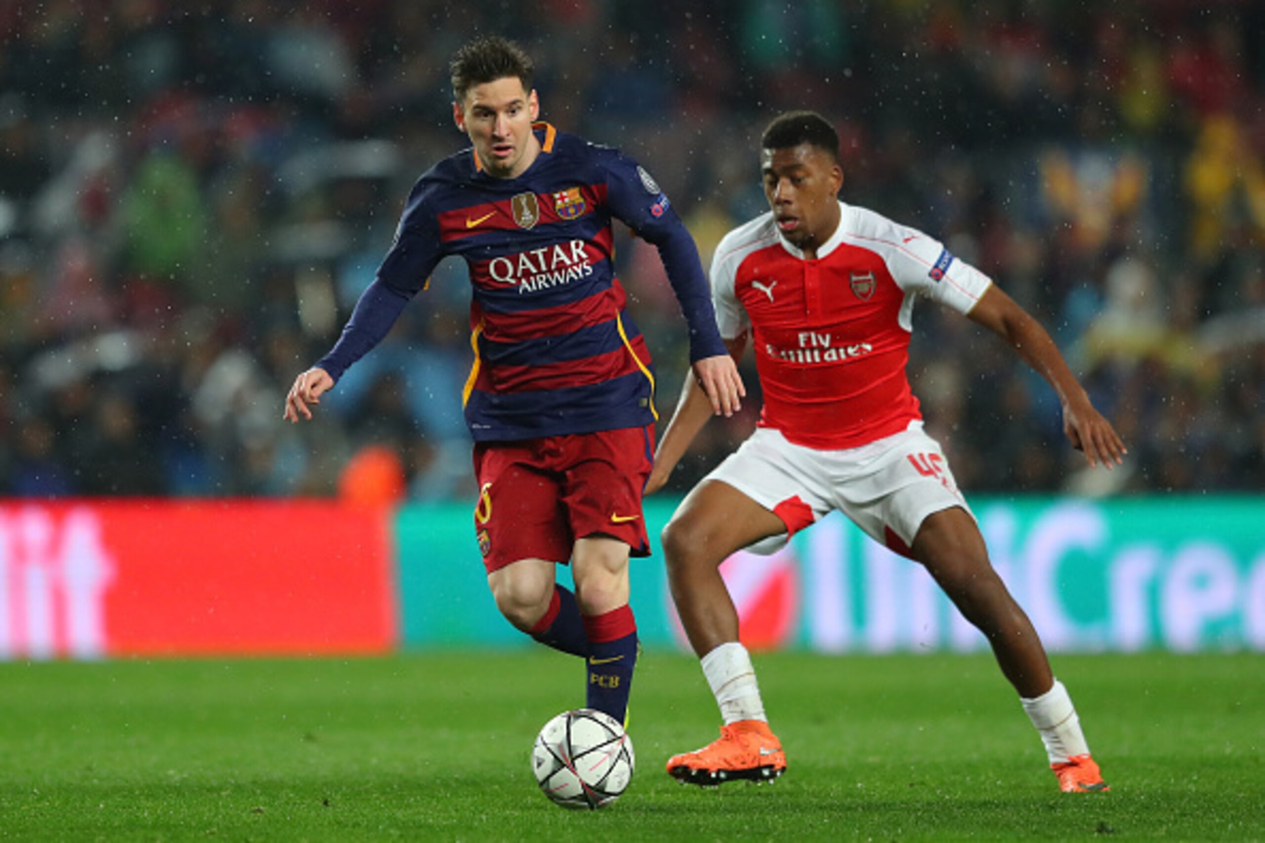 BARCELONA, SPAIN - MARCH 16:  Lionel Messi of Barcelona and Alex Iwobi of Arsenal compete for the ball during the UEFA Champions League round of 16, second Leg match between FC Barcelona and Arsenal FC at Camp Nou on March 16, 2016 in Barcelona, Spain.  (
