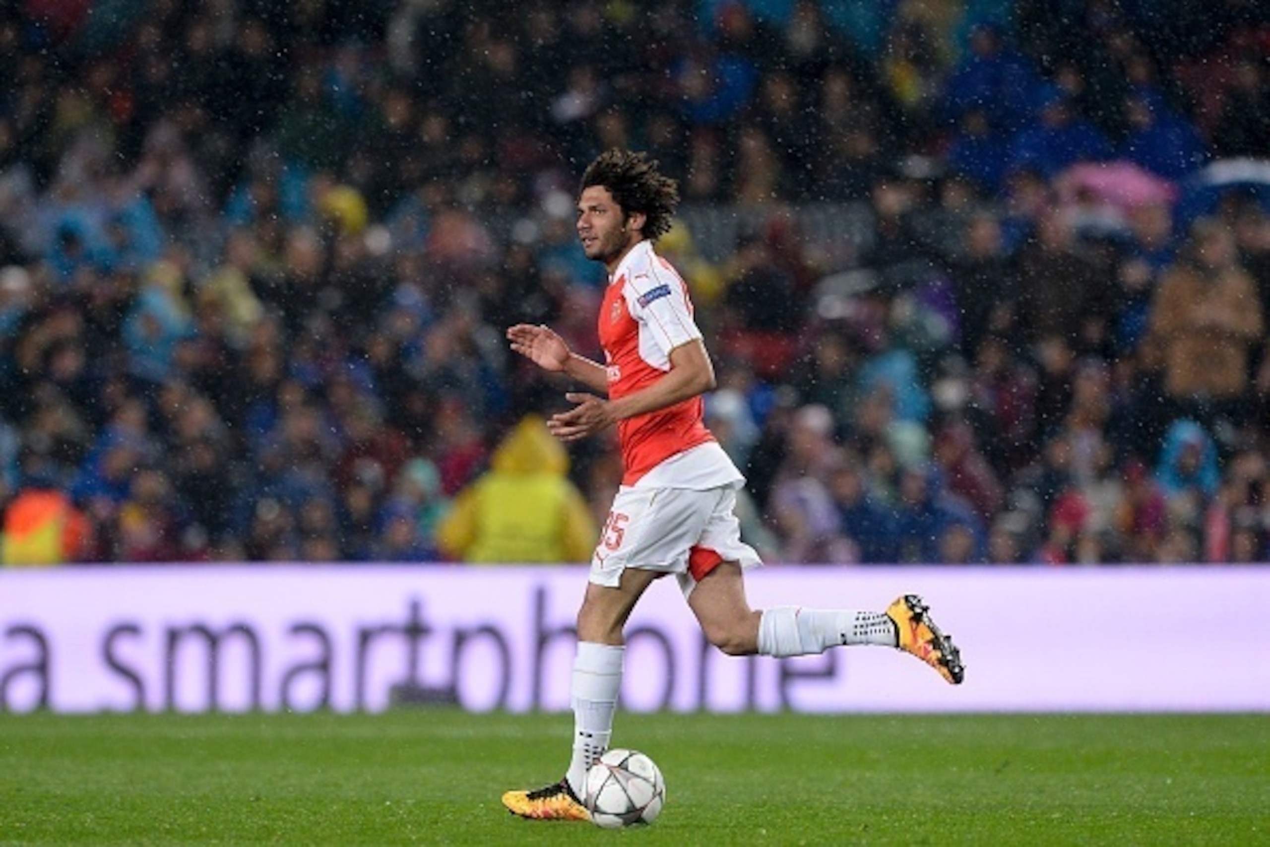 Arsenal's Egyptian midfielder Mohamed Elneny celebrates his goal during the UEFA Champions League Round of 16 second leg football match FC Barcelona vs Arsenal FC at the Camp Nou stadium in Barcelona on March 16, 2016.  / AFP / JOSEP LAGO        (Photo cr