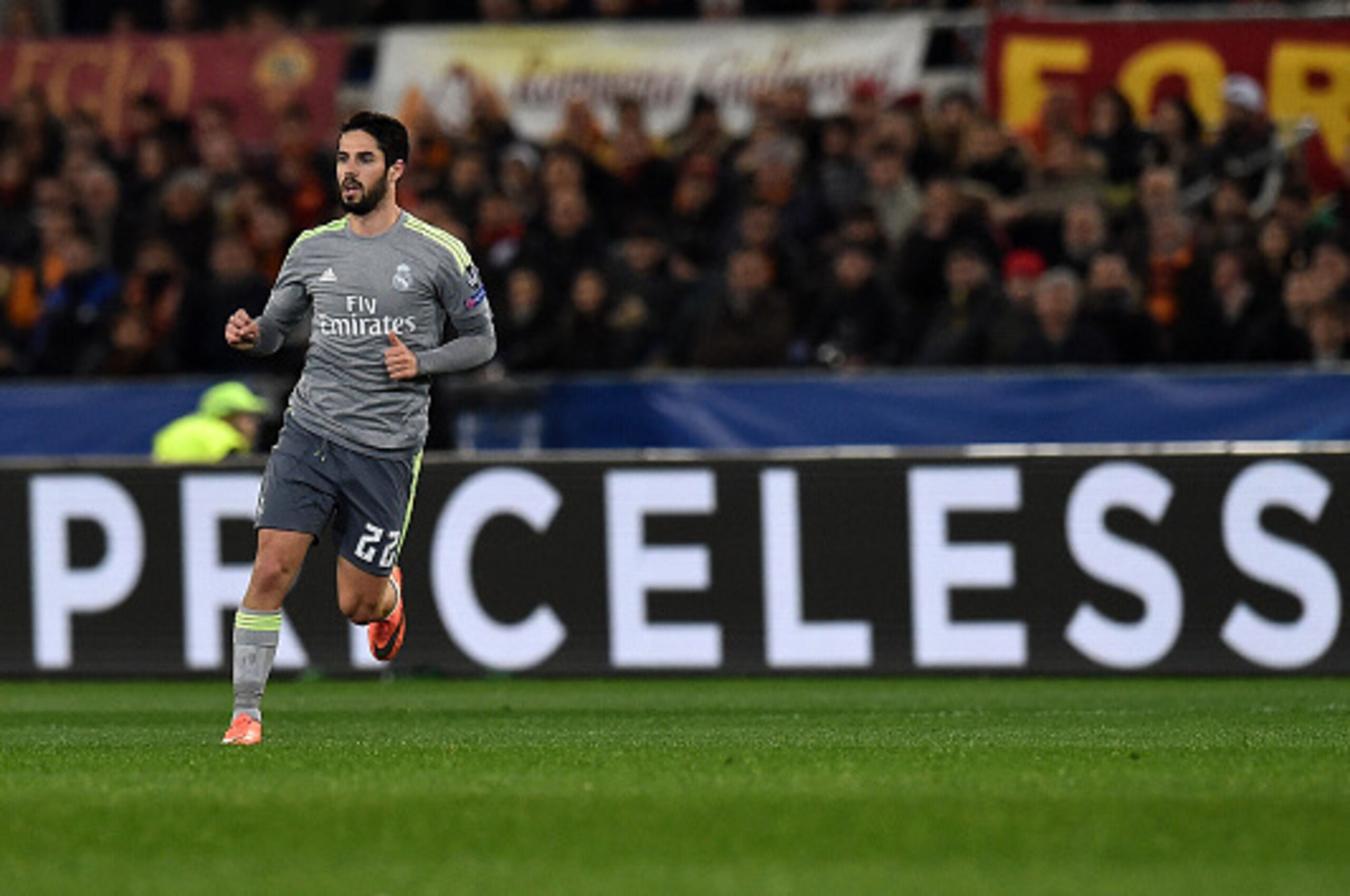 ROME, ITALY - FEBRUARY 17:  Isco of Real Madrid CF in action during the UEFA Champions League Round of 16 First Leg match between AS Roma and Real Madrid CF at Stadio Olimpico on February 17, 2016 in Rome, Italy.  (Photo by Giuseppe Bellini/Getty Images)