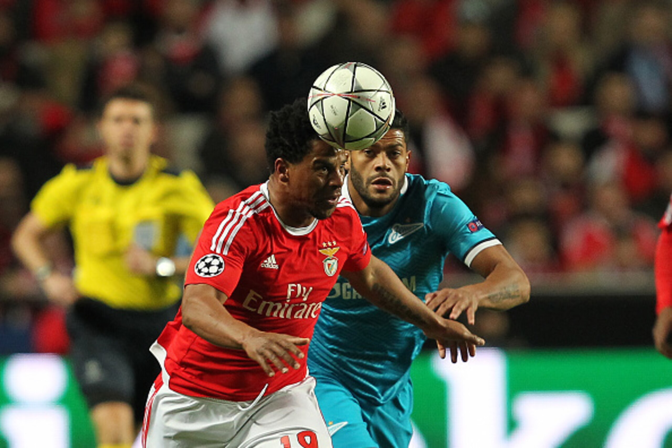 LISBON, PORTUGAL - FEBRUARY 16: Benfica's defender Eliseu (L) tries to escape FC Zenit's forward Hulk (D) during the match between SL Benfica and FC Zenit for the UEFA Champions League Round of 16 First Leg at Estadio da Luz on February 16, 2016 in Lisbon