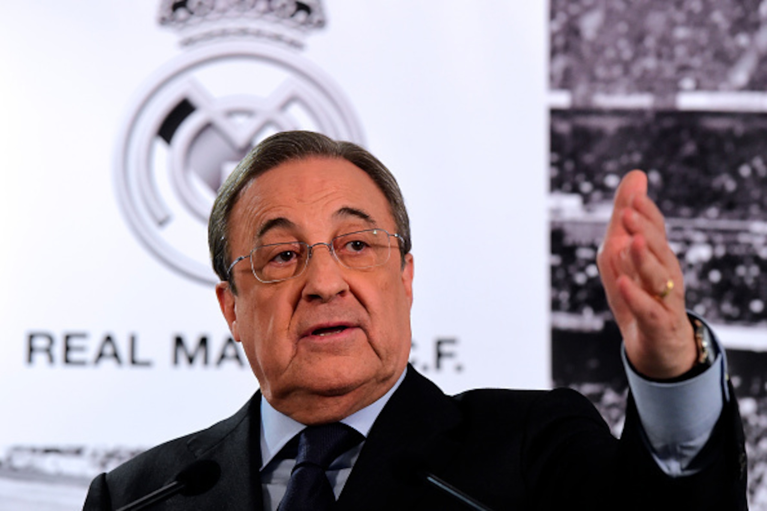 Florentino Perez, president of Real Madrid Spanish football team, speaks during a press conference following the Board meeting at the Santiago Bernabeu stadium in Madrid on November 23, 2015. AFP PHOTO / JAVIER SORIANO / AFP / JAVIER SORIANO        (Photo