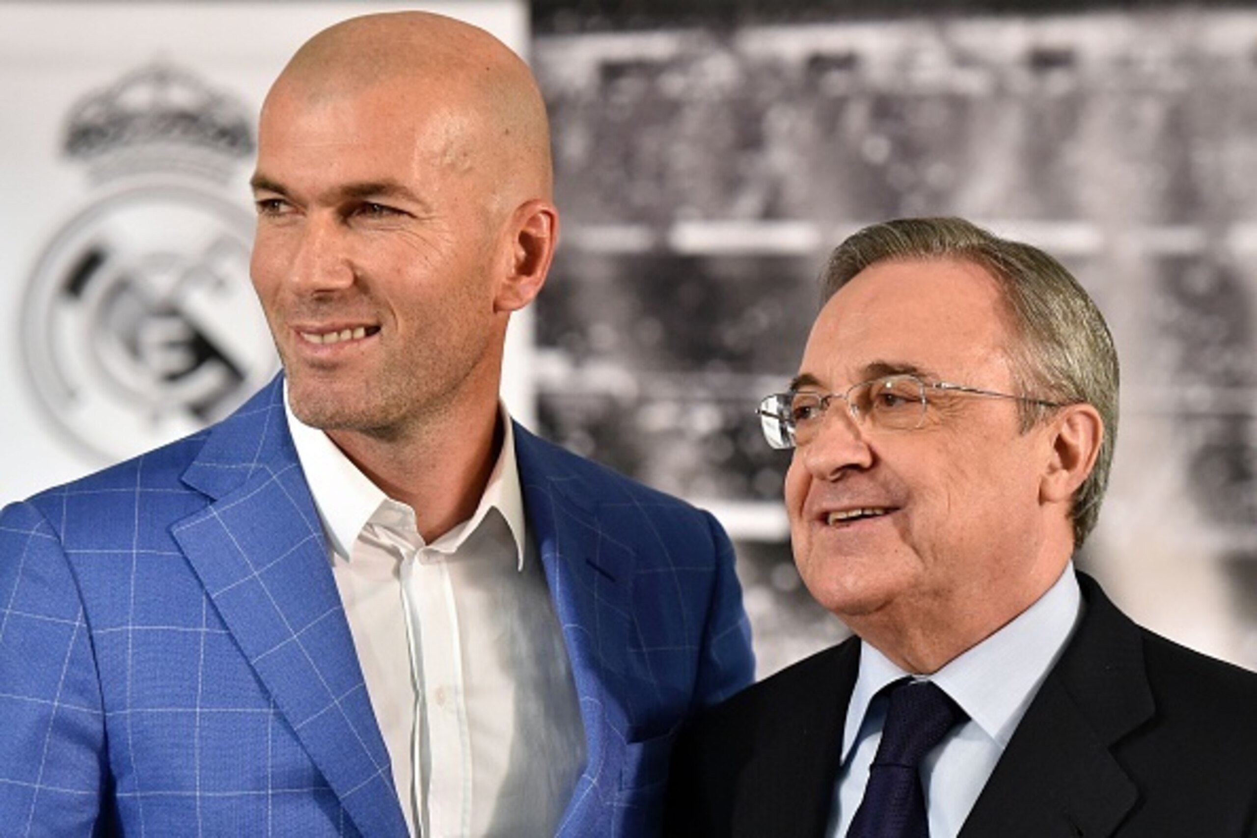 Real Madrid's new French coach Zinedine Zidane (L) poses with Real Madrid's president Florentino Perez after a statement at the Santiago Bernabeu stadium in Madrid on January 4, 2016. Rafael Benitez's unhappy reign in charge of Real Madrid came to an end 