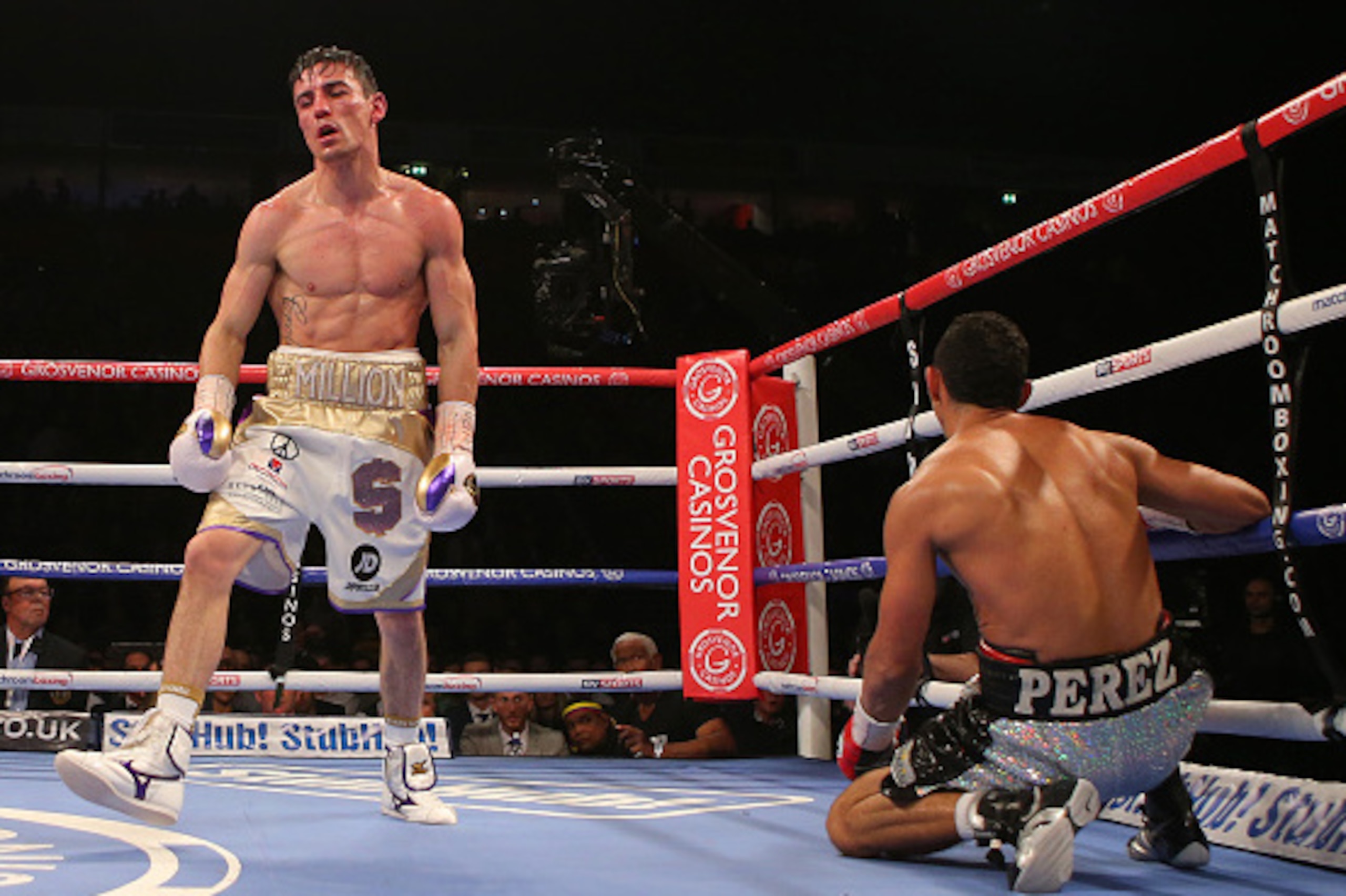 MANCHESTER, ENGLAND - NOVEMBER 21: Anthony Crolla knocks down Darleys Perez during their WBA World Lightweight Championship bout at the Manchester Arena on November 21, 2015 in Manchester, England. (Photo by Dave Thompson/Getty Images)