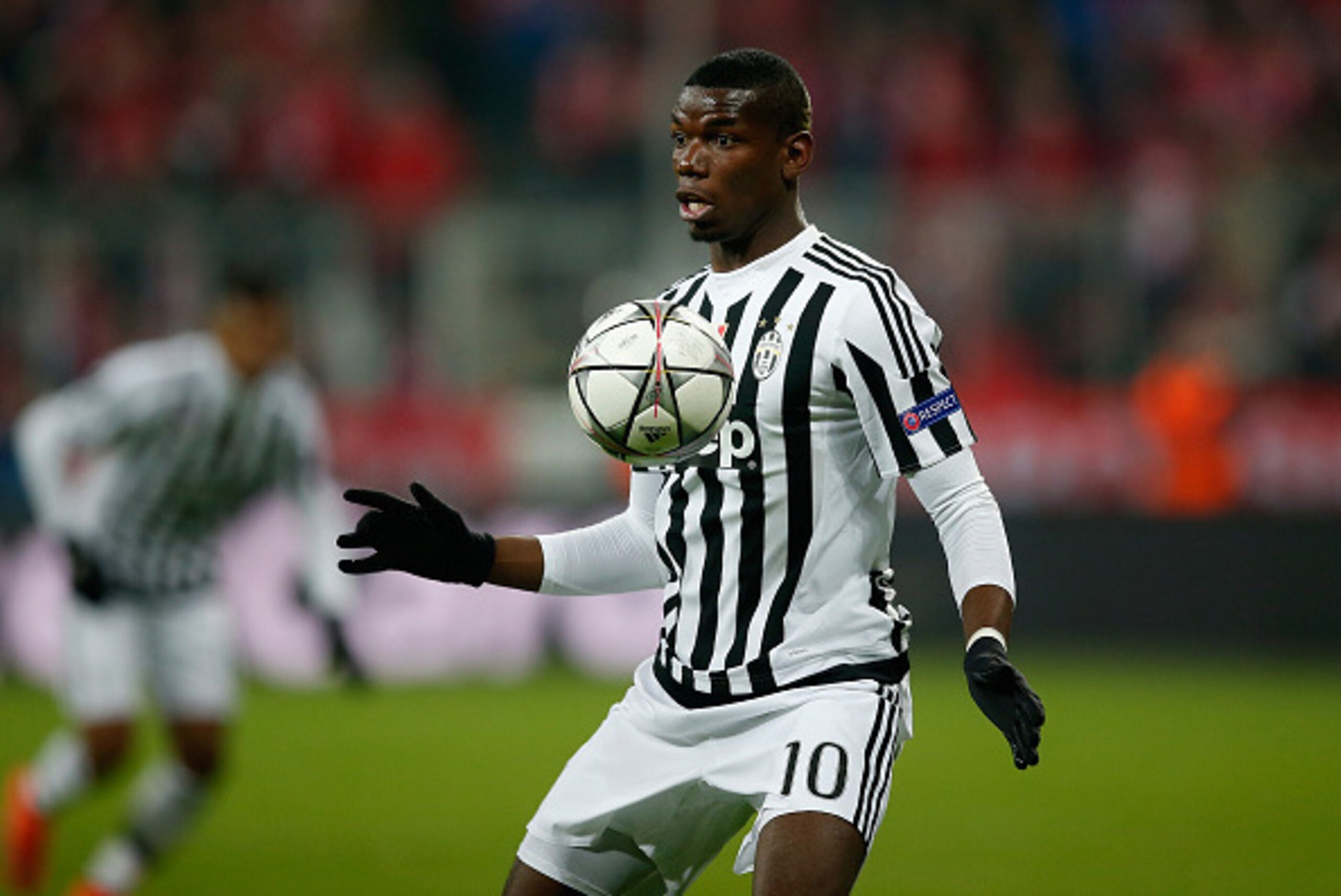 MUNICH, GERMANY - MARCH 16:  Paul Pogba of Juventus Turin controlls the ball during the UEFA Champions League round of 16 second leg match between FC Bayern Muenchen and Juventus Turin at Allianz Arena on March 16, 2016 in Munich, Germany.  (Photo by Bori