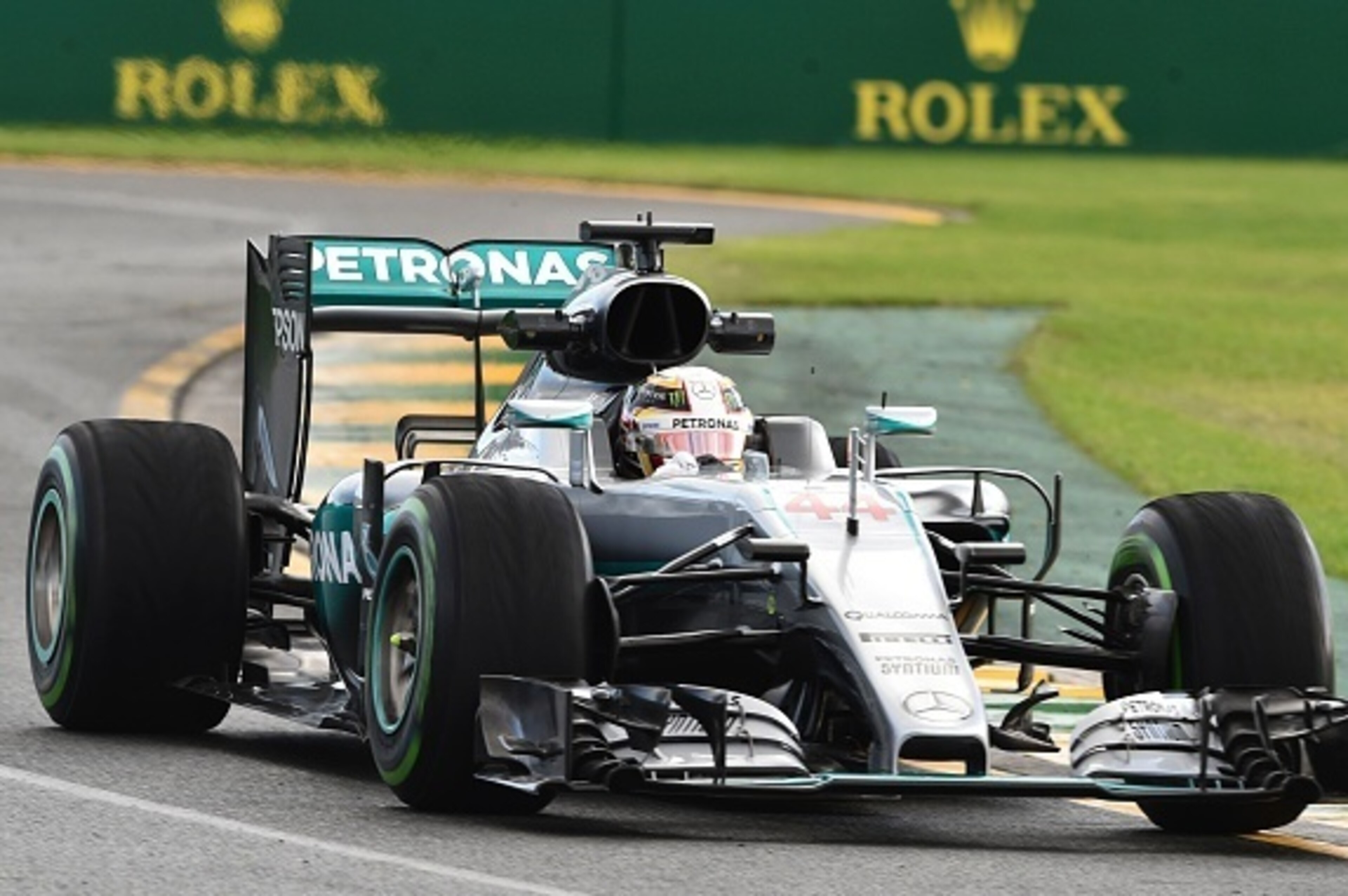Mercedes AMG Petronas F1 Team's British driver Lewis Hamilton drives during the second practice session of the Formula One Australian Grand Prix in Melbourne on March 18, 2016.  / AFP / PETER PARKS / IMAGE RESTRICTED TO EDITORIAL USE - STRICTLY NO COMMERC