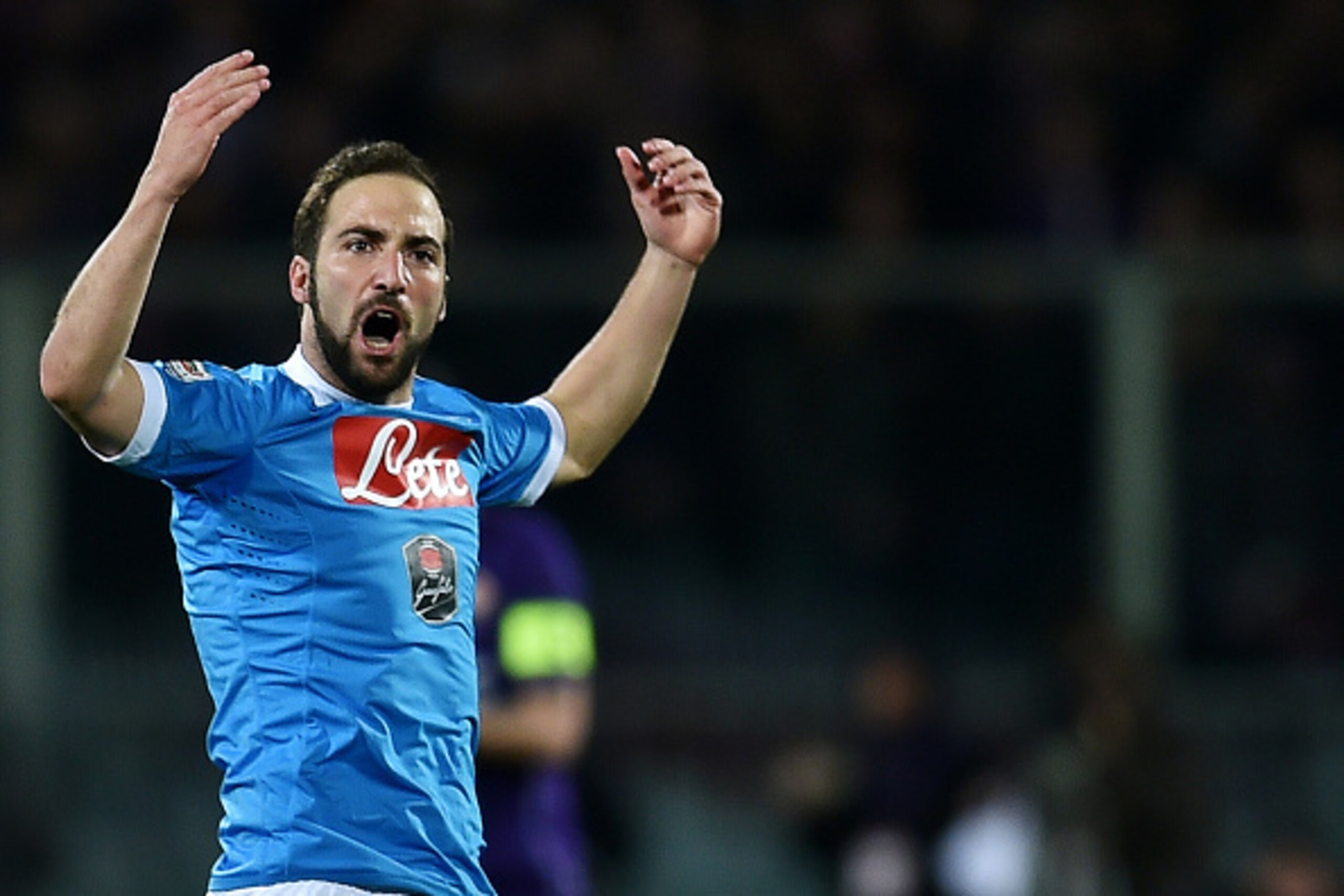 Napoli's Argentinian forward Gonzalo Higuain  celebrates after scoring a goal during the Italian Serie A football match between Fiorentina and Napoli on February 29, 2016, at the Artemio Franchi stadium in Florence. / AFP / ALBERTO PIZZOLI        (Photo c