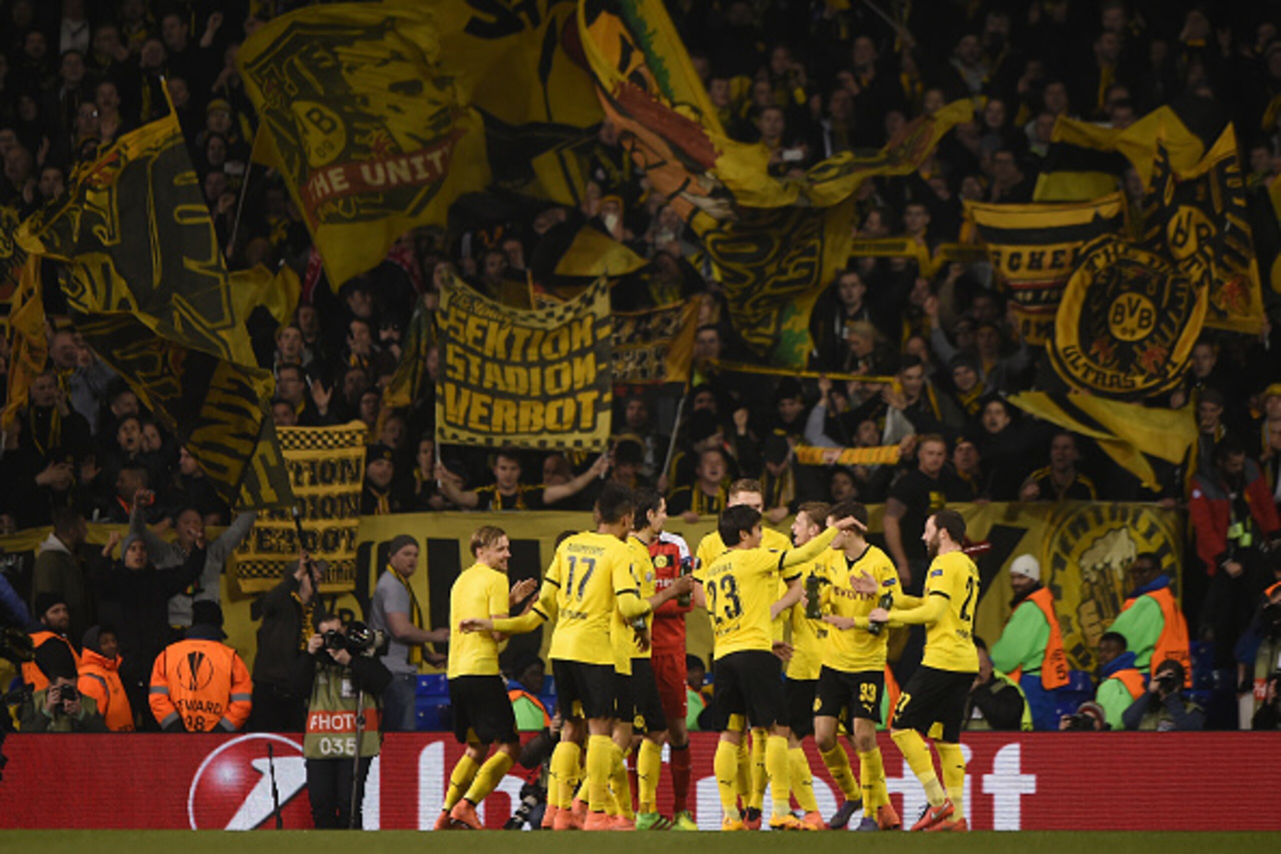 LONDON, ENGLAND - MARCH 17: Borussia Dortmund celebrate victory with their fans after the UEFA Europa League round of 16, second leg match between Tottenham Hotspur and Borussia Dortmund at White Hart Lane on March 17, 2016 in London, England. (Photo by LONDON, ENGLAND - MARCH 17: Borussia Dortmund celebrate victory with their fans after the UEFA Europa League round of 16, second leg match between Tottenham Hotspur and Borussia Dortmund at White Hart Lane on March 17, 2016 in London, England. (Photo by