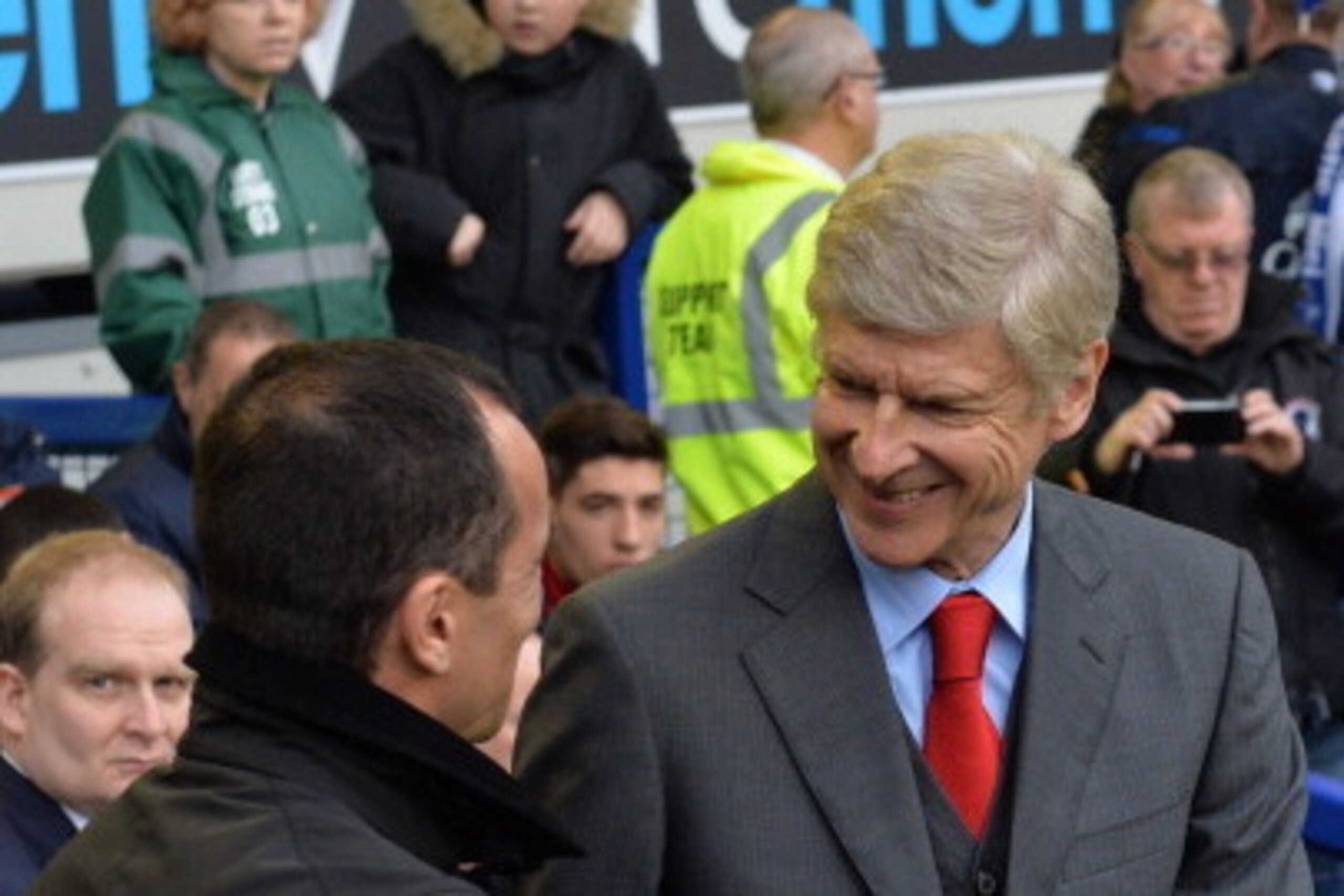 Everton's Spanish manager Roberto Martinez (L) shakes hands with Arsenal's French manager Arsene Wenger (R) before the start of the English Premier League football match between Everton and Arsenal at Goodison Park in Liverpool, northwest England, on Apri