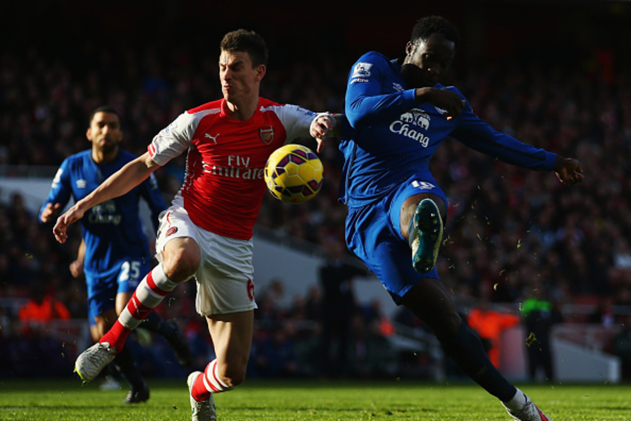 LONDON, ENGLAND - MARCH 01:  Romelu Lukaku of Everton shoots past Laurent Koscielny of Arsenal during the Barclays Premier League match between Arsenal and Everton at Emirates Stadium on March 1, 2015 in London, England.  (Photo by Paul Gilham/Getty Image