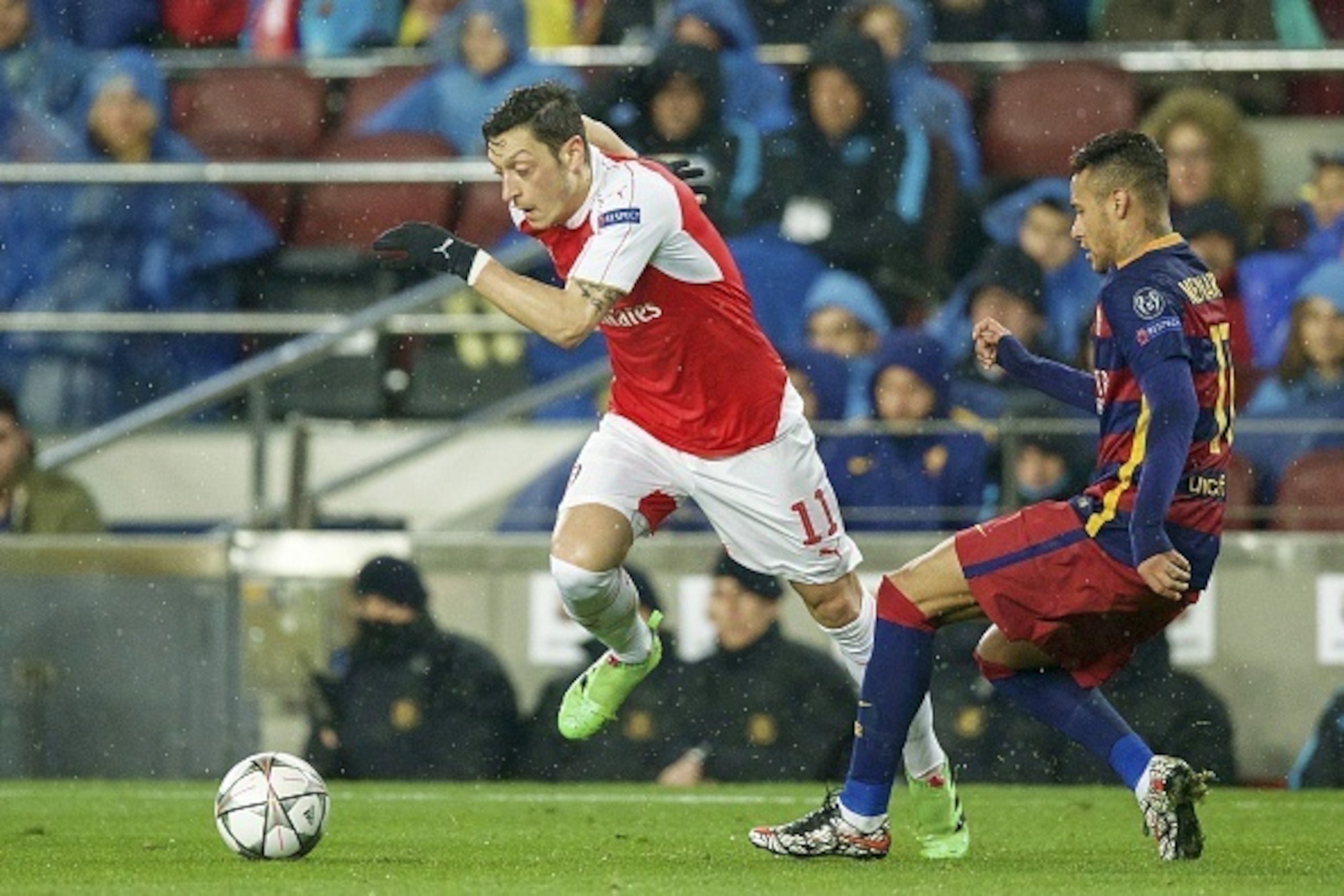 (L-R) Mesut Ozil of Arsenal FC, Neymar of FC Barcelona during the UEFA Champions League round of 16 match between FC Barcelona and Arsenal on March 16, 2015 at the CampNou stadium in Barcelona, Spain.(Photo by VI Images via Getty Images)