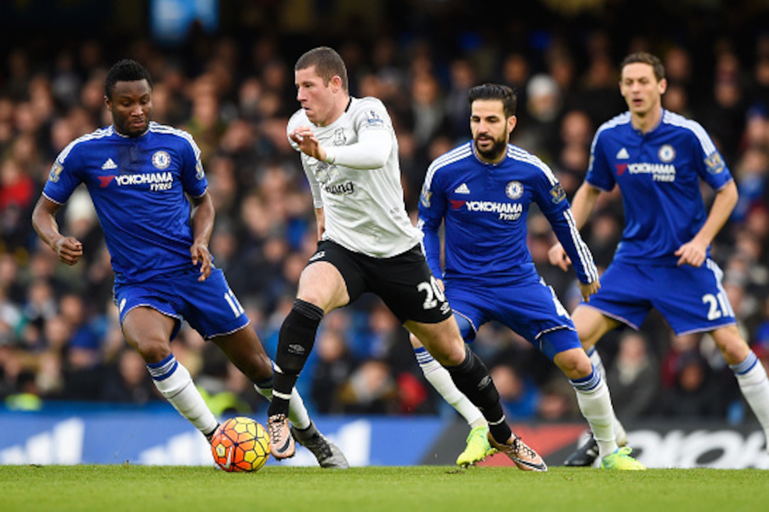 LONDON, ENGLAND - JANUARY 16: Ross Barkley (2nd L) of Everton controls the ball under pressure of John Mikel Obi (1st L), Cesc Fabregas (2nd R) and Nemanja Matic (1st R) of Chelsea  during the Barclays Premier League match between Chelsea and Everton at S