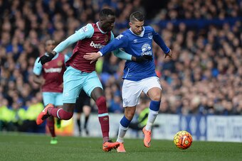 LIVERPOOL, ENGLAND - MARCH 05:  Kevin Mirallas of Everton and Cheikhou Kouyate of West Ham United compete for the ball during the Barclays Premier League match between Everton and West Ham United at Goodison Park on March 5, 2016 in Liverpool, England.  (