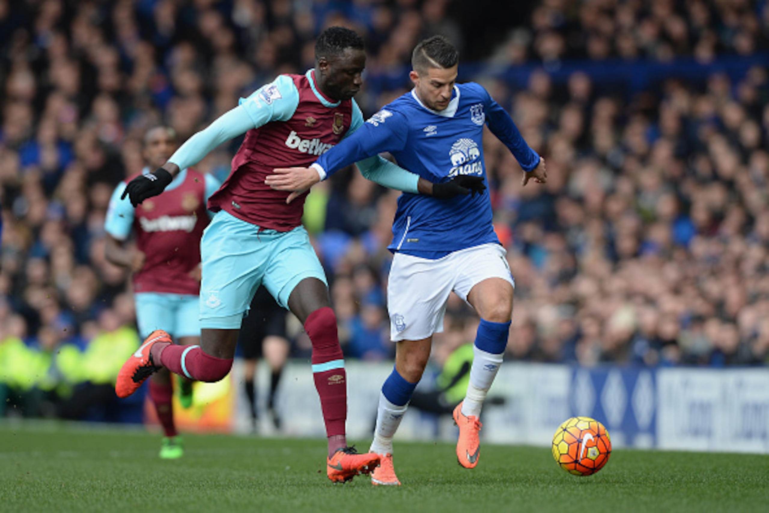 LIVERPOOL, ENGLAND - MARCH 05:  Kevin Mirallas of Everton and Cheikhou Kouyate of West Ham United compete for the ball during the Barclays Premier League match between Everton and West Ham United at Goodison Park on March 5, 2016 in Liverpool, England.  (
