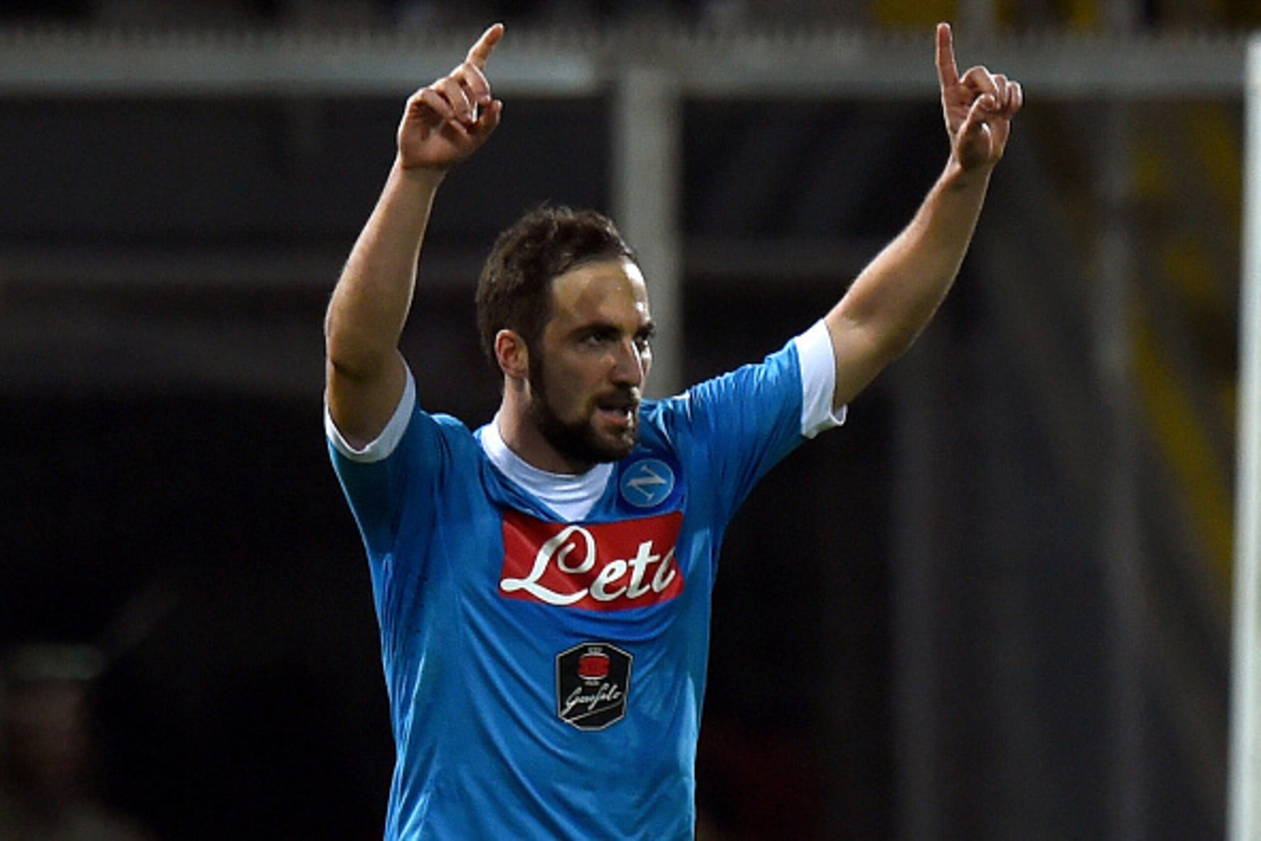 PALERMO, ITALY - MARCH 13: Gonzalo Higuain of Napoli celebrates after scoring a penalty (0-1) during the Serie A match between US Citta di Palermo and SSC Napoli at Stadio Renzo Barbera on March 13, 2016 in Palermo, Italy. (Photo by Tullio M. Puglia/Get PALERMO, ITALY - MARCH 13: Gonzalo Higuain of Napoli celebrates after scoring a penalty (0-1) during the Serie A match between US Citta di Palermo and SSC Napoli at Stadio Renzo Barbera on March 13, 2016 in Palermo, Italy. (Photo by Tullio M. Puglia/Get