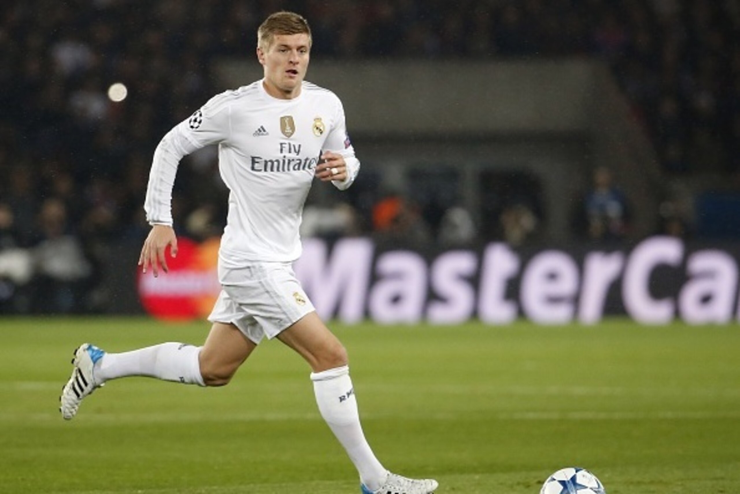 Real Madrid's German midfielder Toni Kroos controls the ball during the UEFA Champions League football match Paris Saint-Germain (PSG) vs Real Madrid, on October 21, 2015 at the Parc des Princes stadium in Paris.   AFP PHOTO / THOMAS SAMSON        (Photo 