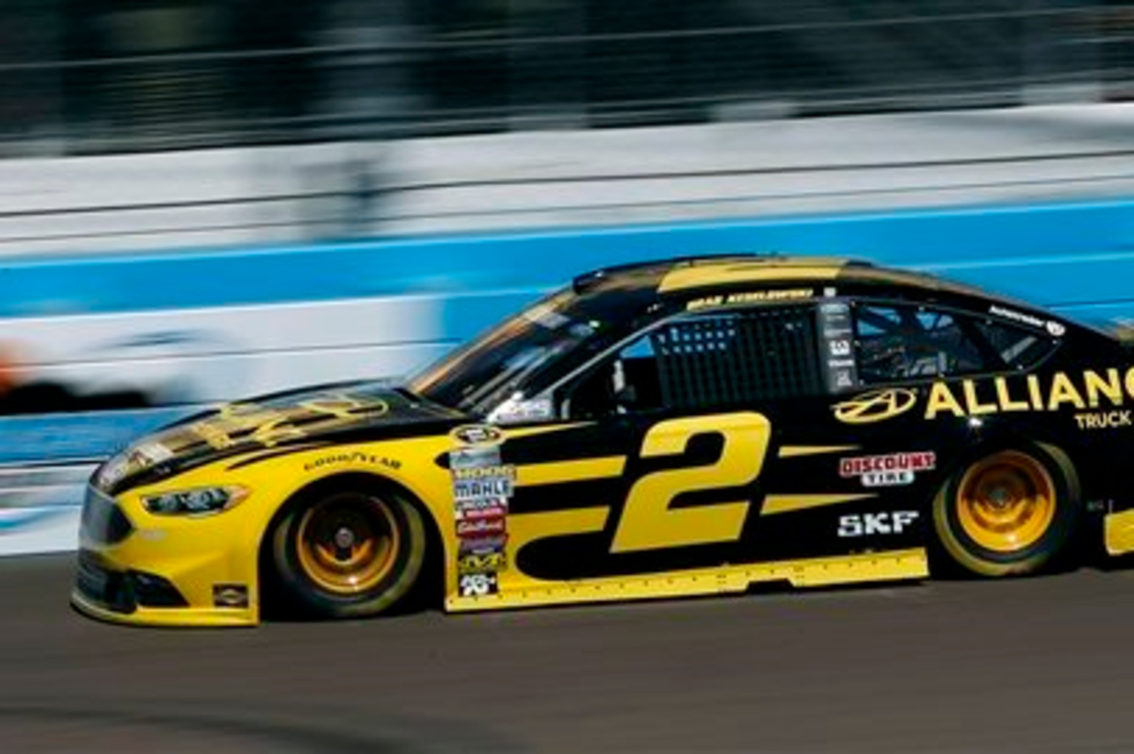 Brad Keselowski enters as defending champion looking to gain momentum.