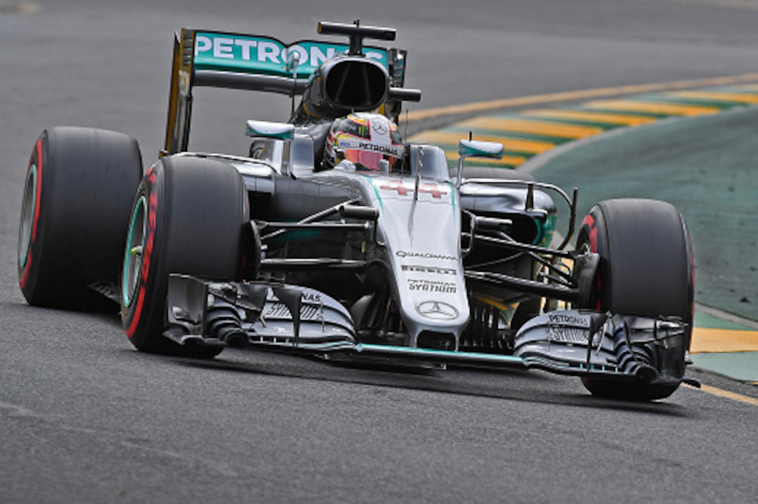 Mercedes AMG Petronas F1 Team's British driver Lewis Hamilton powers through a corner during qualifying for the Formula One Australian Grand Prix in Melbourne on March 19, 2016. / AFP / Paul Crock / IMAGE STRICTLY RESTRICTED TO EDITORIAL USE STRICTLY NO Mercedes AMG Petronas F1 Team's British driver Lewis Hamilton powers through a corner during qualifying for the Formula One Australian Grand Prix in Melbourne on March 19, 2016. / AFP / Paul Crock / IMAGE STRICTLY RESTRICTED TO EDITORIAL USE STRICTLY NO