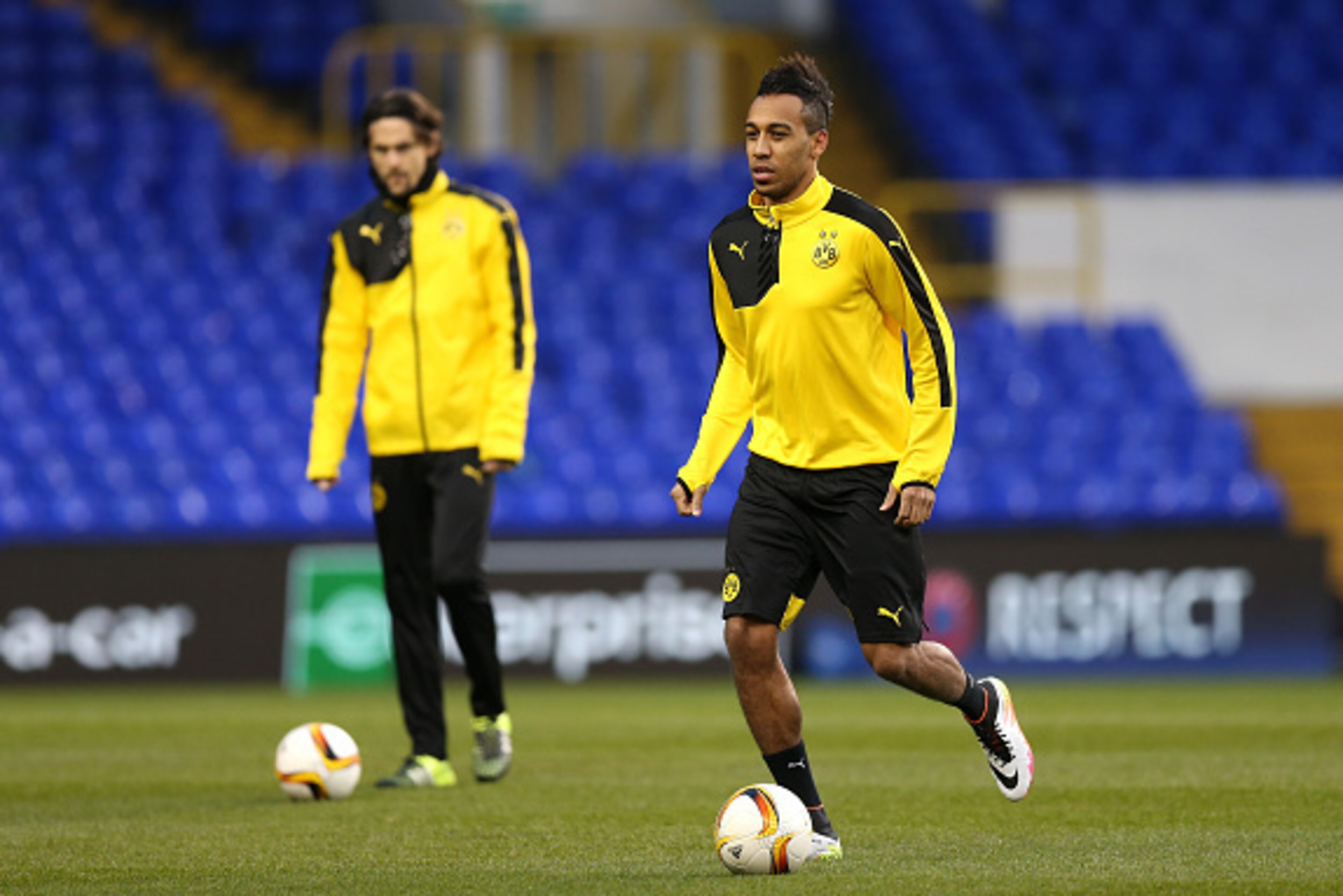 LONDON, ENGLAND - MARCH 16:  Pierre-Emerick Aubameyang of Borussia Dortmund takes part in a drill during a training session ahead of the UEFA Europa League round of 16 second leg match between Tottenham Hotspur FC and Borussia Dortmund at White Hart Lane 