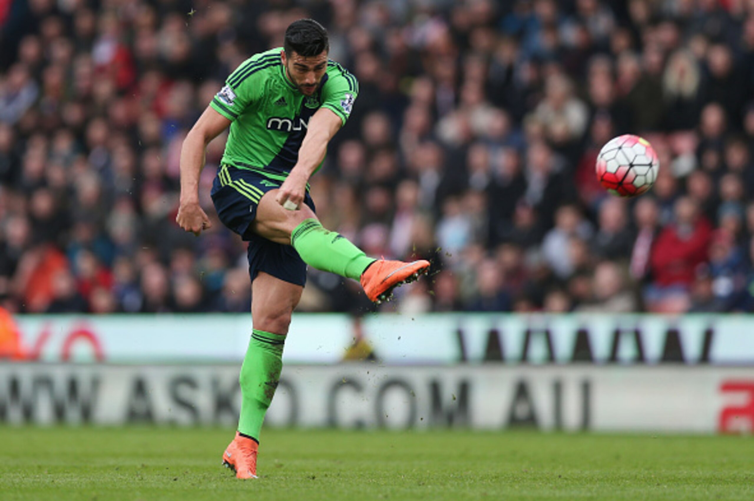 STOKE ON TRENT, ENGLAND - MARCH 12: Graziano Pelle of Southampton shoots at goal during the Barclays Premier League match between Stoke City and Southampton at Britannia Stadium on March 12, 2016 in Stoke on Trent, England.  (Photo by Alex Morton/Getty Im