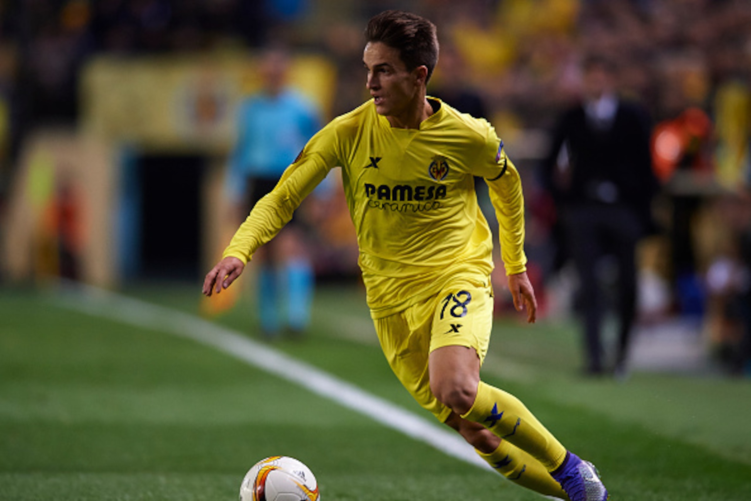 VILLARREAL, SPAIN - MARCH 10:  Denis Suarez of Villarreal in action during the UEFA Europa League Round of 16 first leg match between Villarreal and Bayer Leverkusen at El Madrigal Stadium on March 10, 2016 in Villarreal, Spain.  (Photo by Manuel Queimade