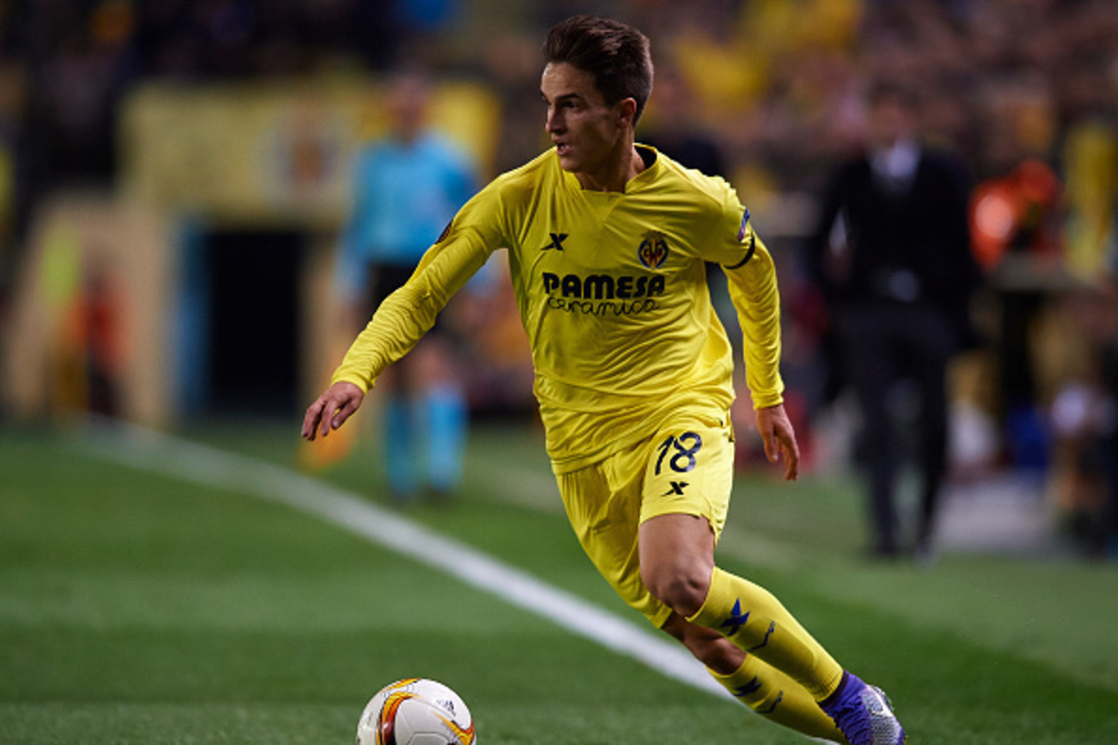 VILLARREAL, SPAIN - MARCH 10:  Denis Suarez of Villarreal in action during the UEFA Europa League Round of 16 first leg match between Villarreal and Bayer Leverkusen at El Madrigal Stadium on March 10, 2016 in Villarreal, Spain.  (Photo by Manuel Queimade