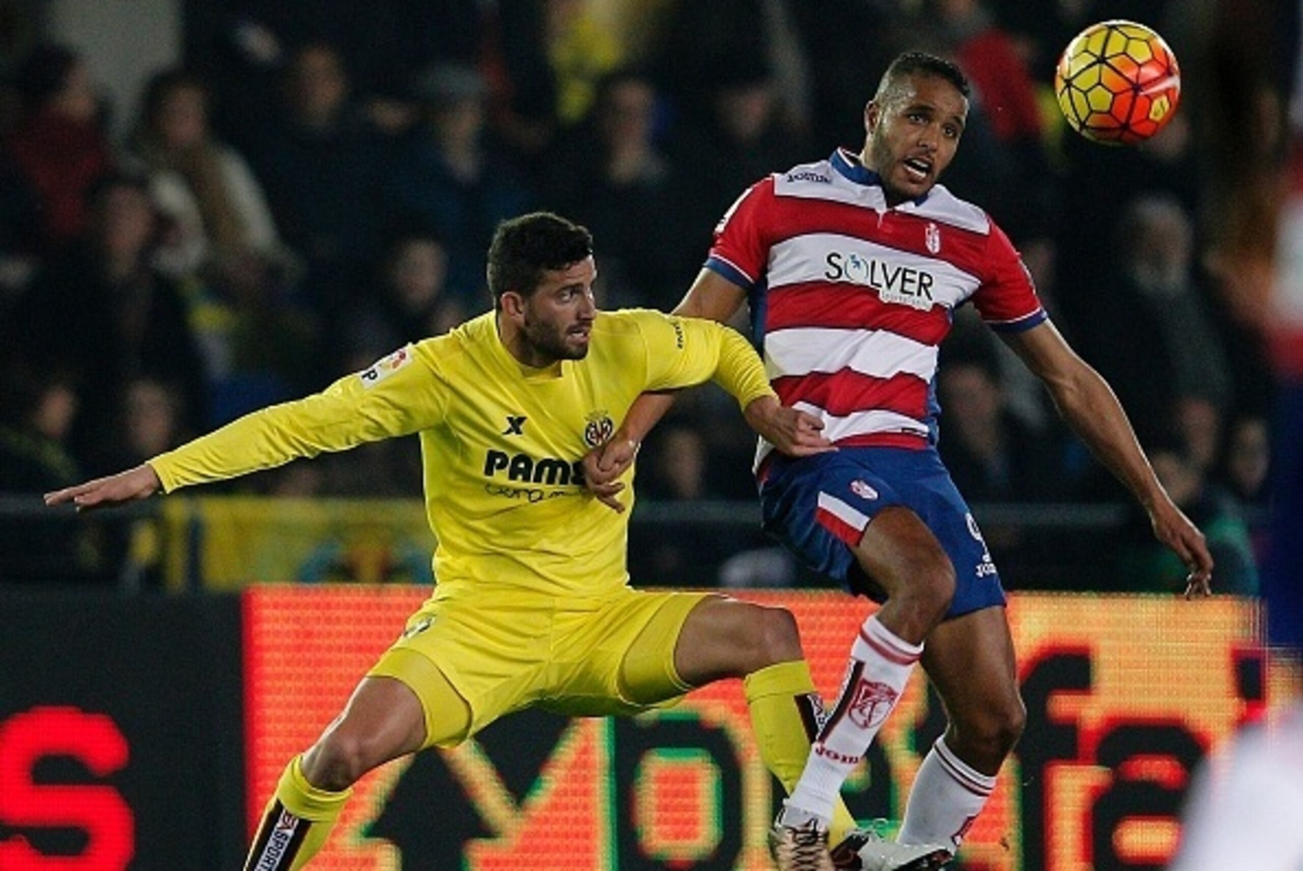 Villarreal's Argentinian defender Mateo Musacchio (L) vies with Granada's French forward Youssef El-Arabi during the Spanish league football match Villarreal CF vs Granada FC at El Madrigal stadium in Villareal on January 30, 2016.   AFP PHOTO/ JOSE JORDA