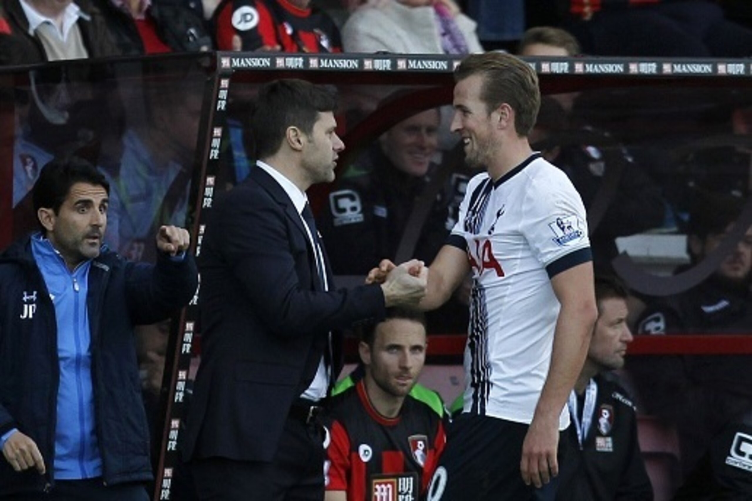 Tottenham Hotspur's English striker Harry Kane (R) shakes hands with Tottenham Hotspur's Argentinian Head Coach Mauricio Pochettino after being substituted during the English Premier League football match between Bournemouth and Tottenham Hotspur at the V