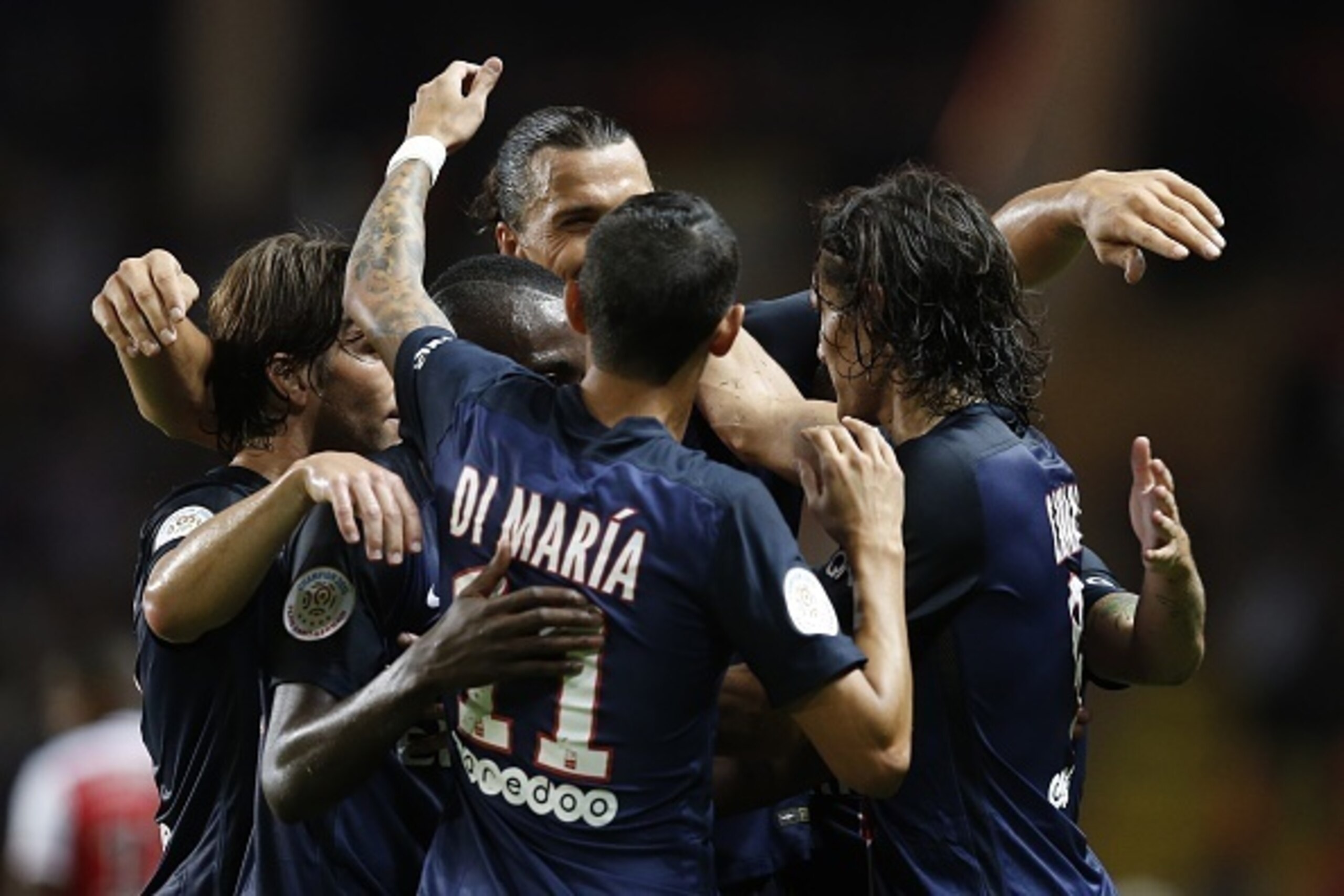Paris Saint-Germain's Uruguayan forward Edinson Cavani (R) is congratulated by teammates after scoring his second goal during the French L1 football match Monaco (ASM) vs Paris Saint-Germain (PSG), on August 30, 2015 at the Louis II stadium in Monaco. AFP