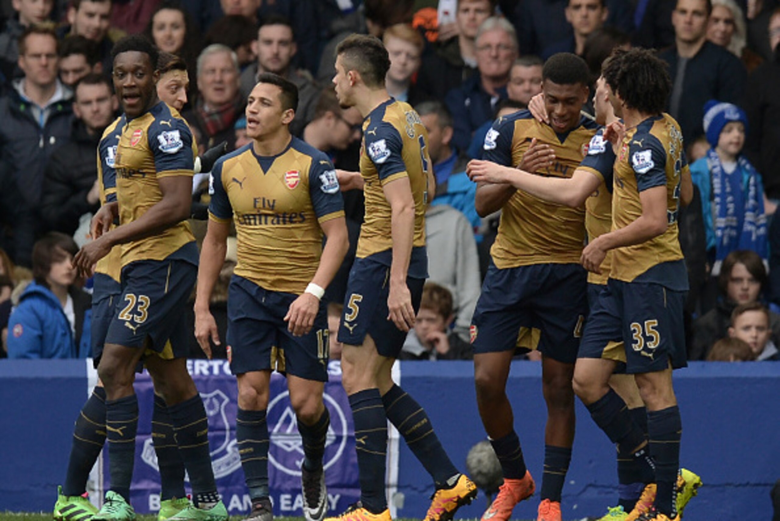 Arsenal's Nigerian striker Alex Iwobi (3rd R) celebrates with teammates after scoring their second goal during the English Premier League football match between Everton and Arsenal at Goodison Park in Liverpool, north west England on March 19, 2016. / AFP